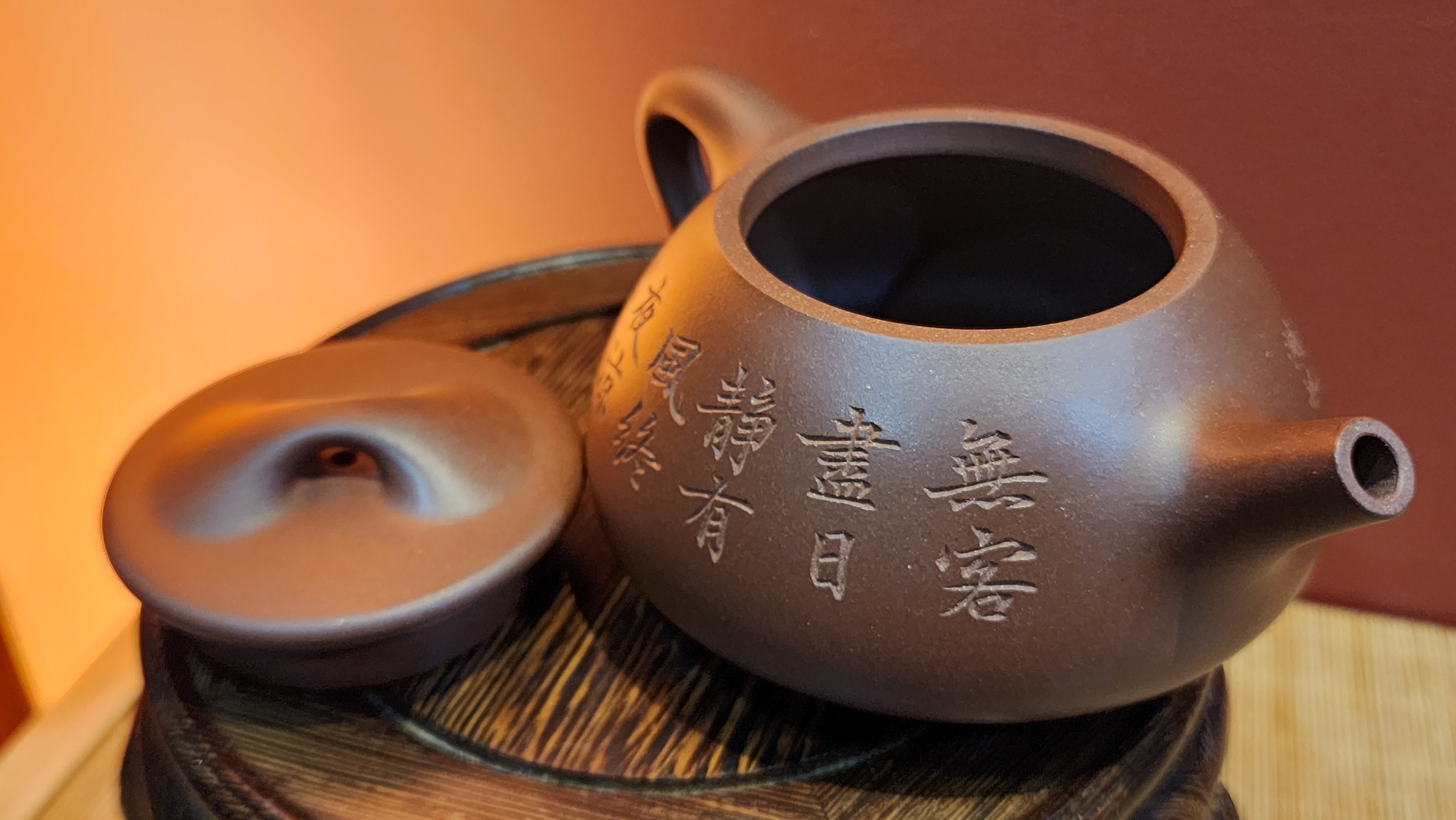 Jing Zhou Shi Piao 景舟石瓢, 291.1ml, DiCaoQing ZiNi 底槽青紫泥, by our Collaborative Craftsman Chen Fa Chu 陈法初 (pot)and Craftsman Zi Yu 子羽 (engraving)。