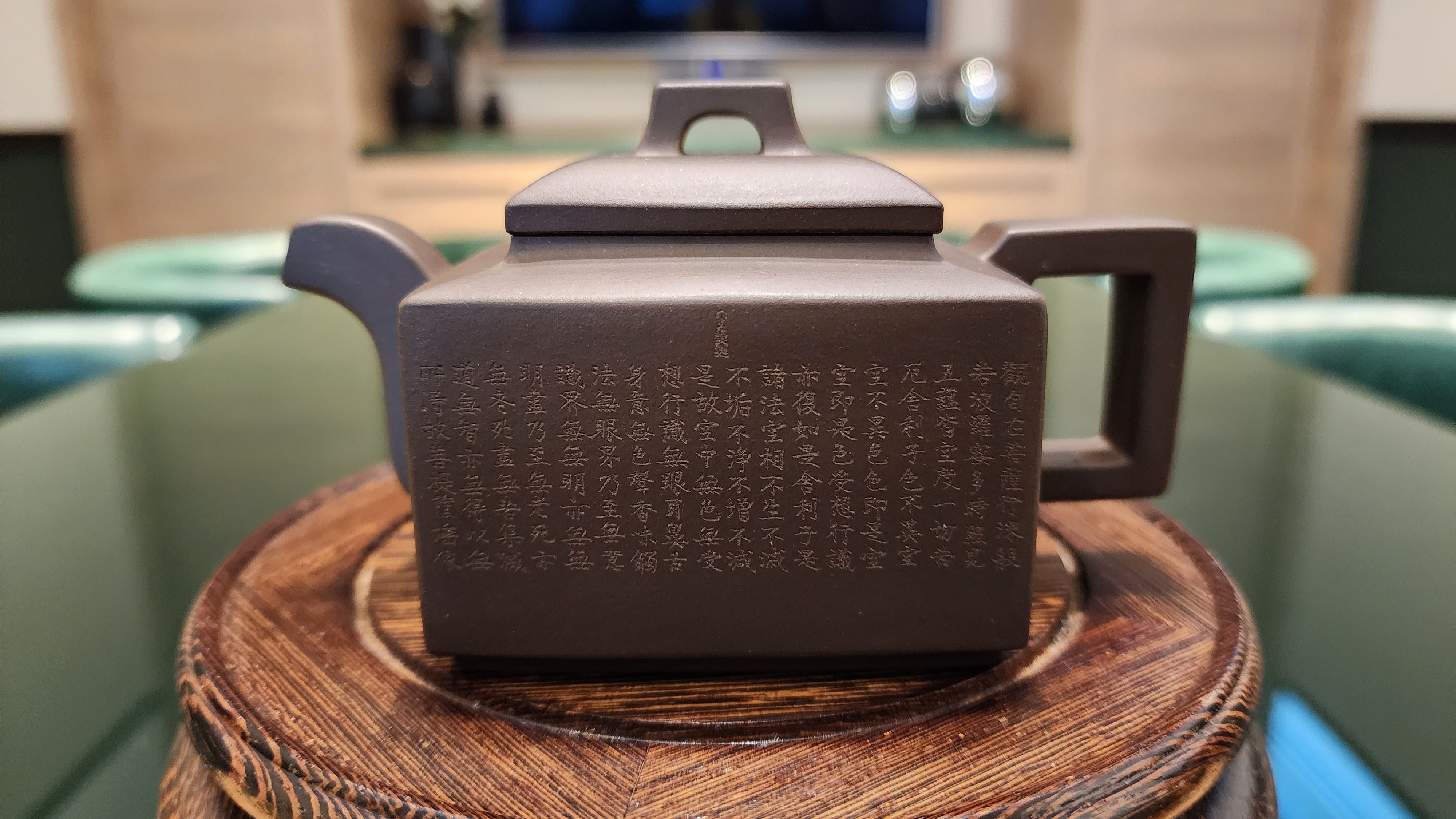 Ya Ming Si Fang 亚明四方, Clay (extinct): Wu Ni 乌泥 from Grand Master Han Qi Lou 韩其楼, Engraving Art by Master Wang Chao Peng 王超鹏, Pot crafted by Master Lu Shun Rong 陆顺荣。