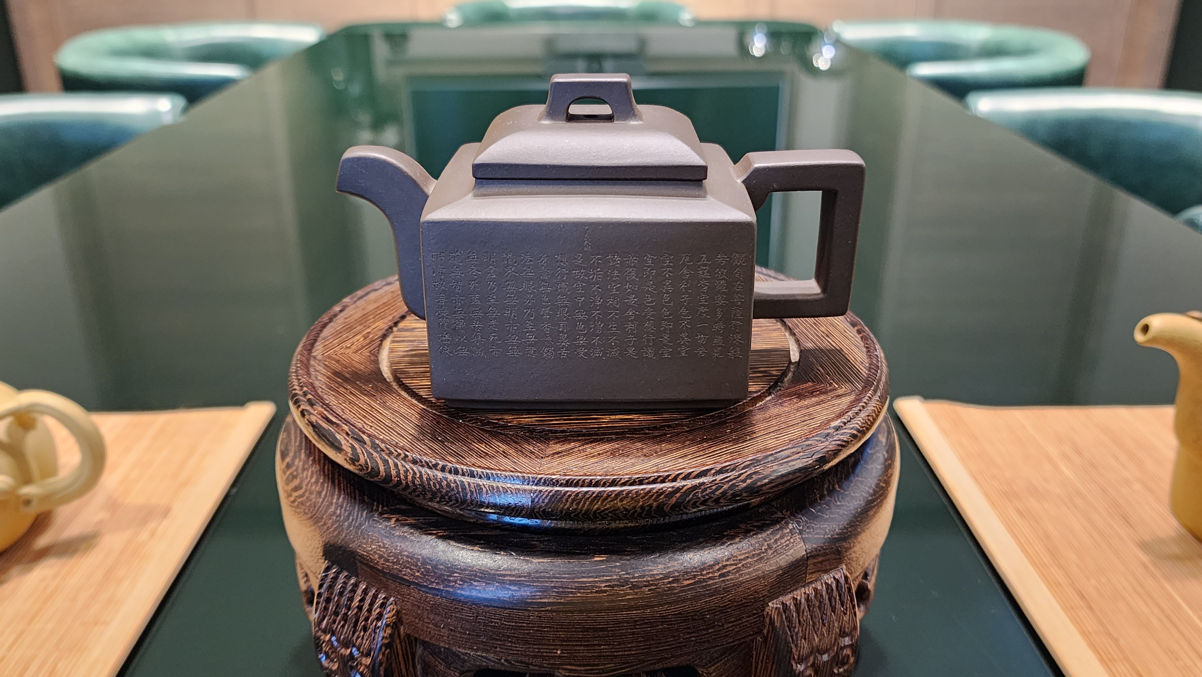 Ya Ming Si Fang 亚明四方, Clay (extinct): Wu Ni 乌泥 from Grand Master Han Qi Lou 韩其楼, Engraving Art by Master Wang Chao Peng 王超鹏, Pot crafted by Master Lu Shun Rong 陆顺荣。