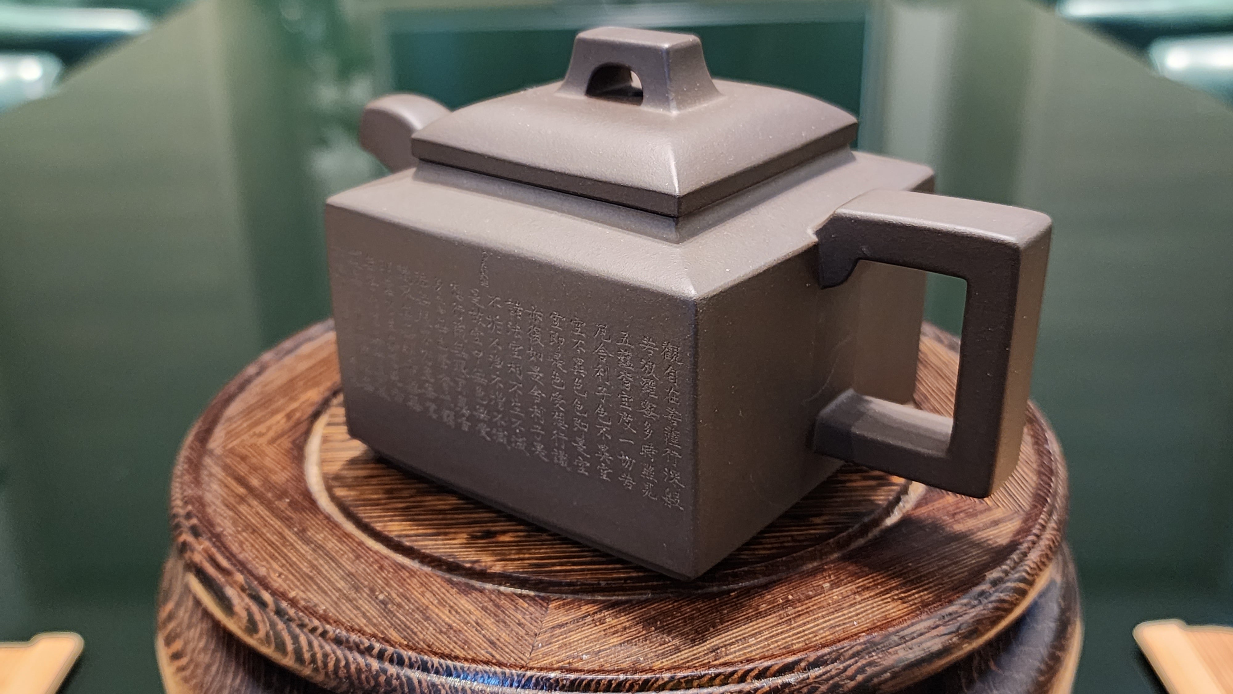 Ya Ming Si Fang 亚明四方, Clay (extinct): Wu Ni 乌泥 from Grand Master Han Qi Lou 韩其楼, Engraving Art by Master Wang Chao Peng 王超鹏, Pot crafted by Master Lu Shun Rong 陆顺荣。