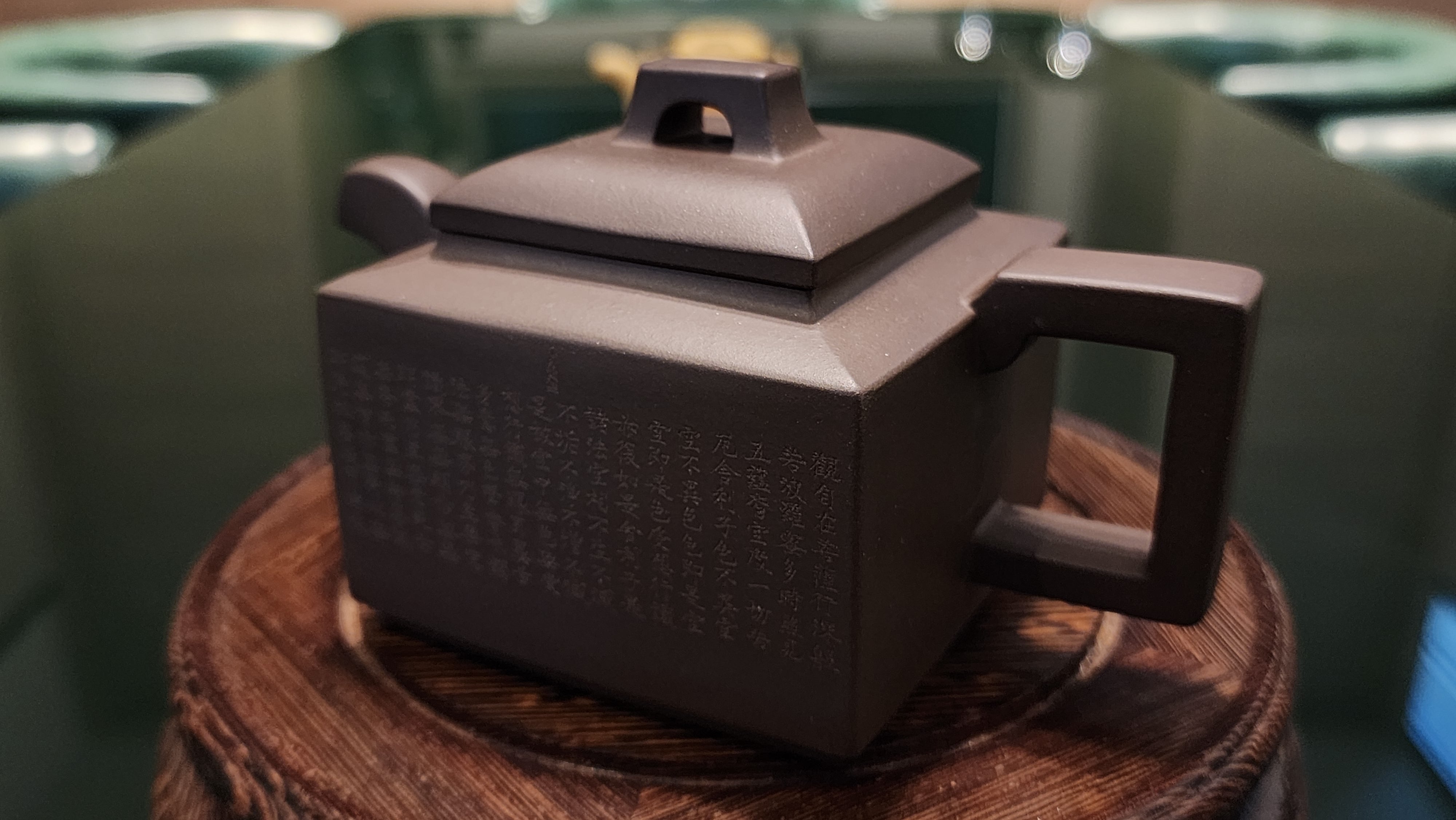 Ya Ming Si Fang 亚明四方, Clay (extinct): Wu Ni 乌泥 from Grand Master Han Qi Lou 韩其楼, Engraving Art by Master Wang Chao Peng 王超鹏, Pot crafted by Master Lu Shun Rong 陆顺荣。