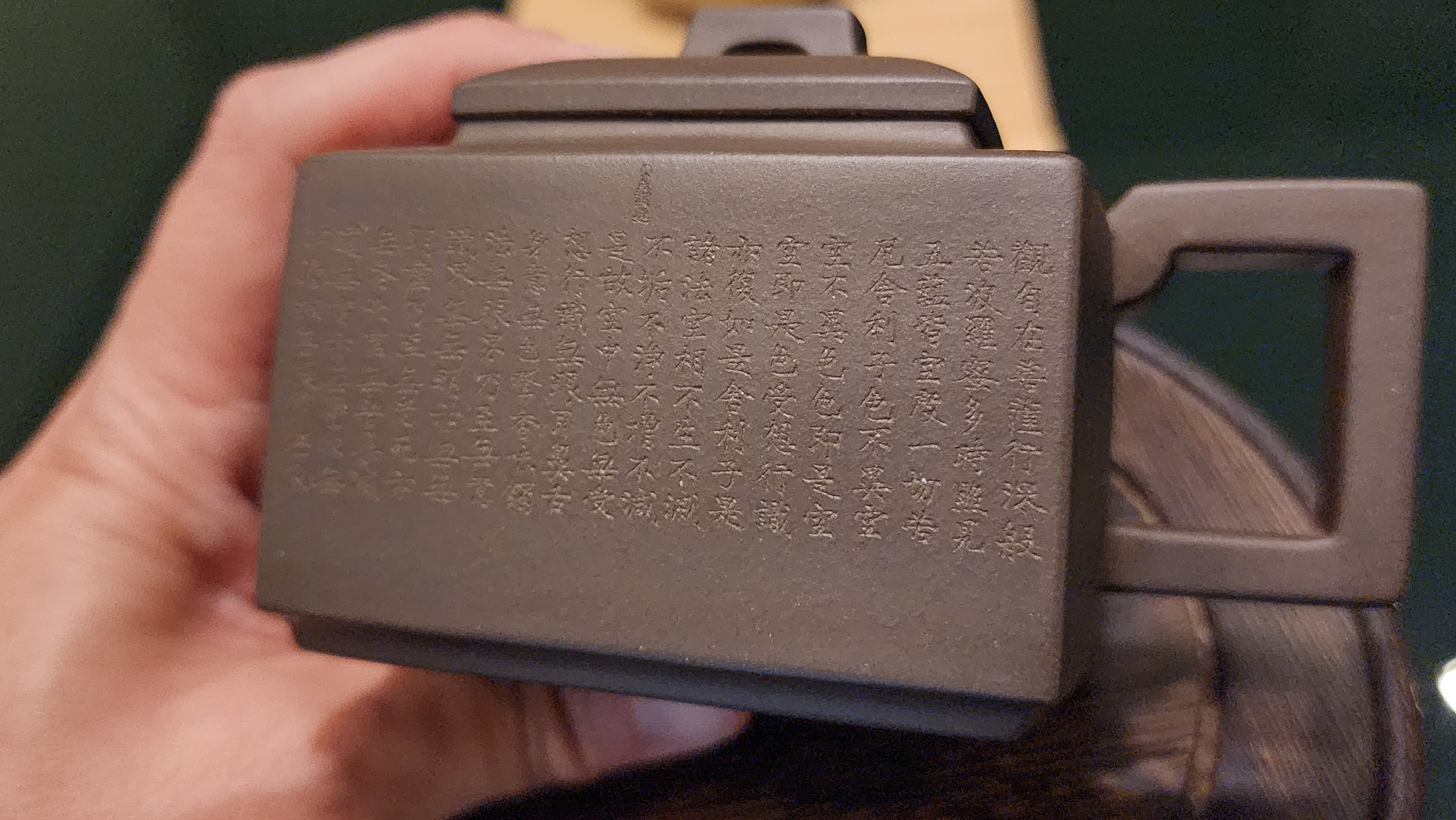 Ya Ming Si Fang 亚明四方, Clay (extinct): Wu Ni 乌泥 from Grand Master Han Qi Lou 韩其楼, Engraving Art by Master Wang Chao Peng 王超鹏, Pot crafted by Master Lu Shun Rong 陆顺荣。