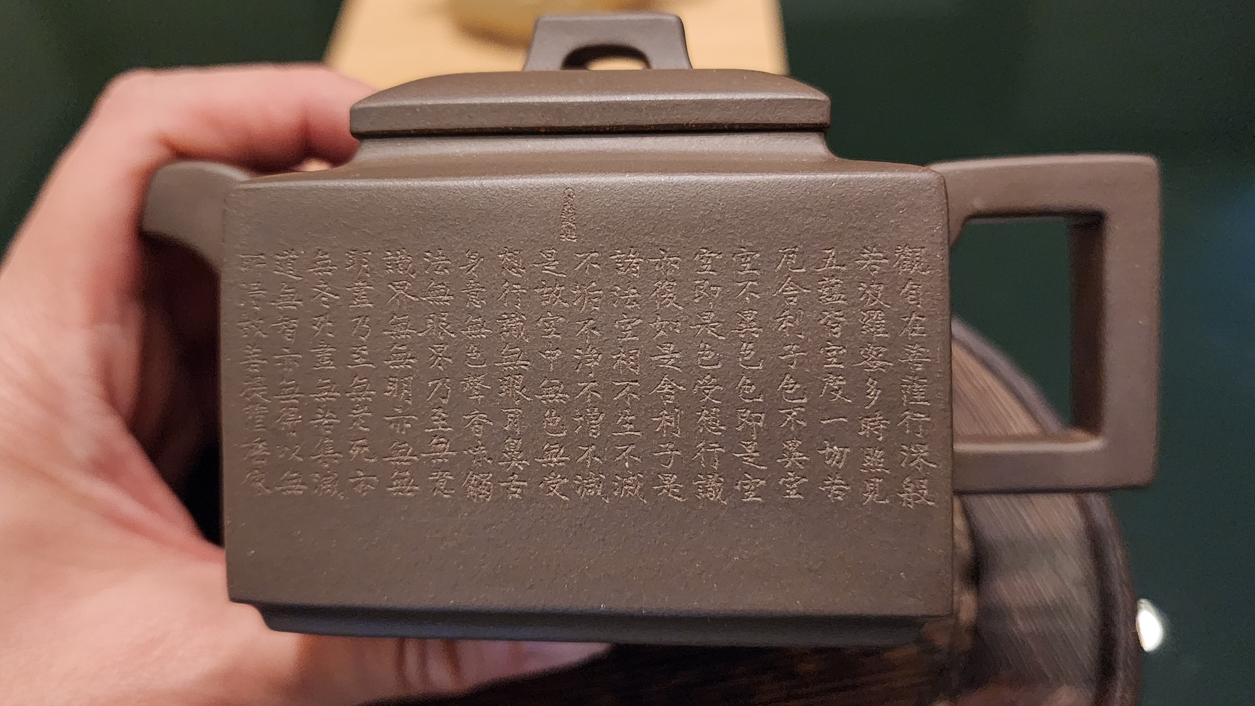 Ya Ming Si Fang 亚明四方, Clay (extinct): Wu Ni 乌泥 from Grand Master Han Qi Lou 韩其楼, Engraving Art by Master Wang Chao Peng 王超鹏, Pot crafted by Master Lu Shun Rong 陆顺荣。