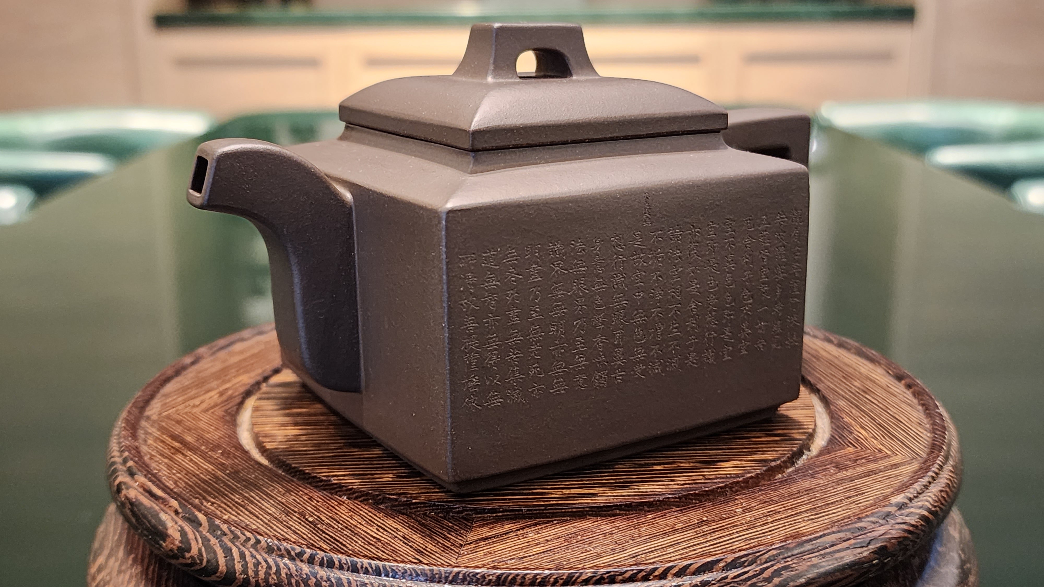 Ya Ming Si Fang 亚明四方, Clay (extinct): Wu Ni 乌泥 from Grand Master Han Qi Lou 韩其楼, Engraving Art by Master Wang Chao Peng 王超鹏, Pot crafted by Master Lu Shun Rong 陆顺荣。