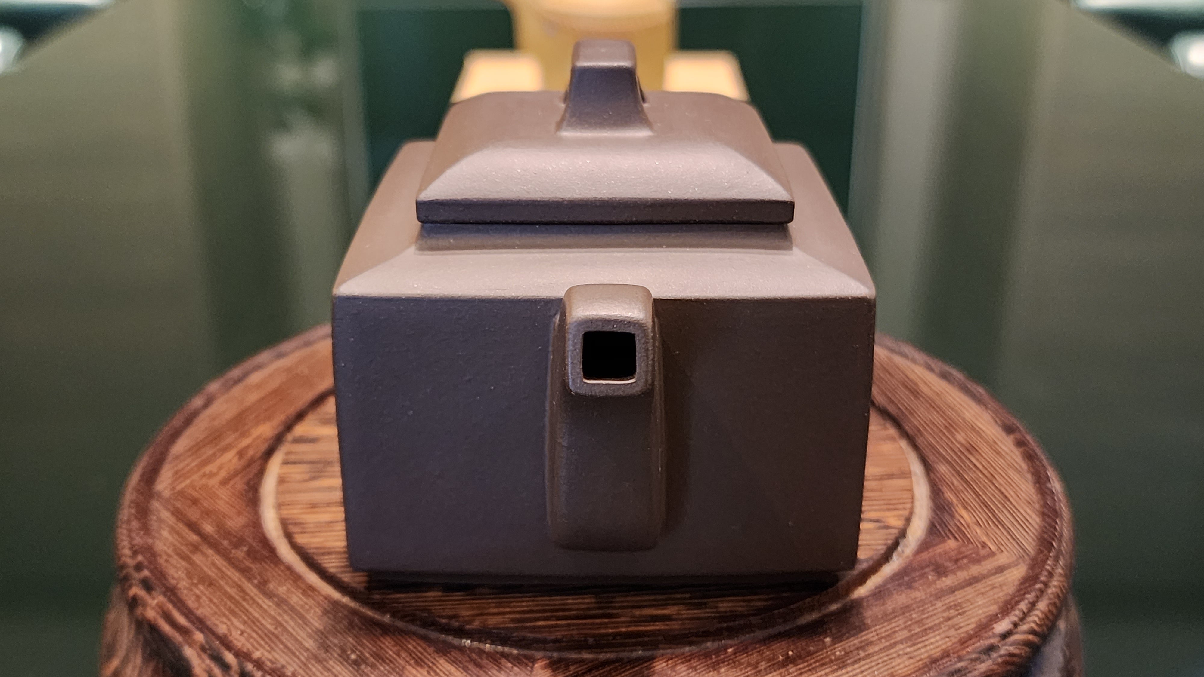 Ya Ming Si Fang 亚明四方, Clay (extinct): Wu Ni 乌泥 from Grand Master Han Qi Lou 韩其楼, Engraving Art by Master Wang Chao Peng 王超鹏, Pot crafted by Master Lu Shun Rong 陆顺荣。