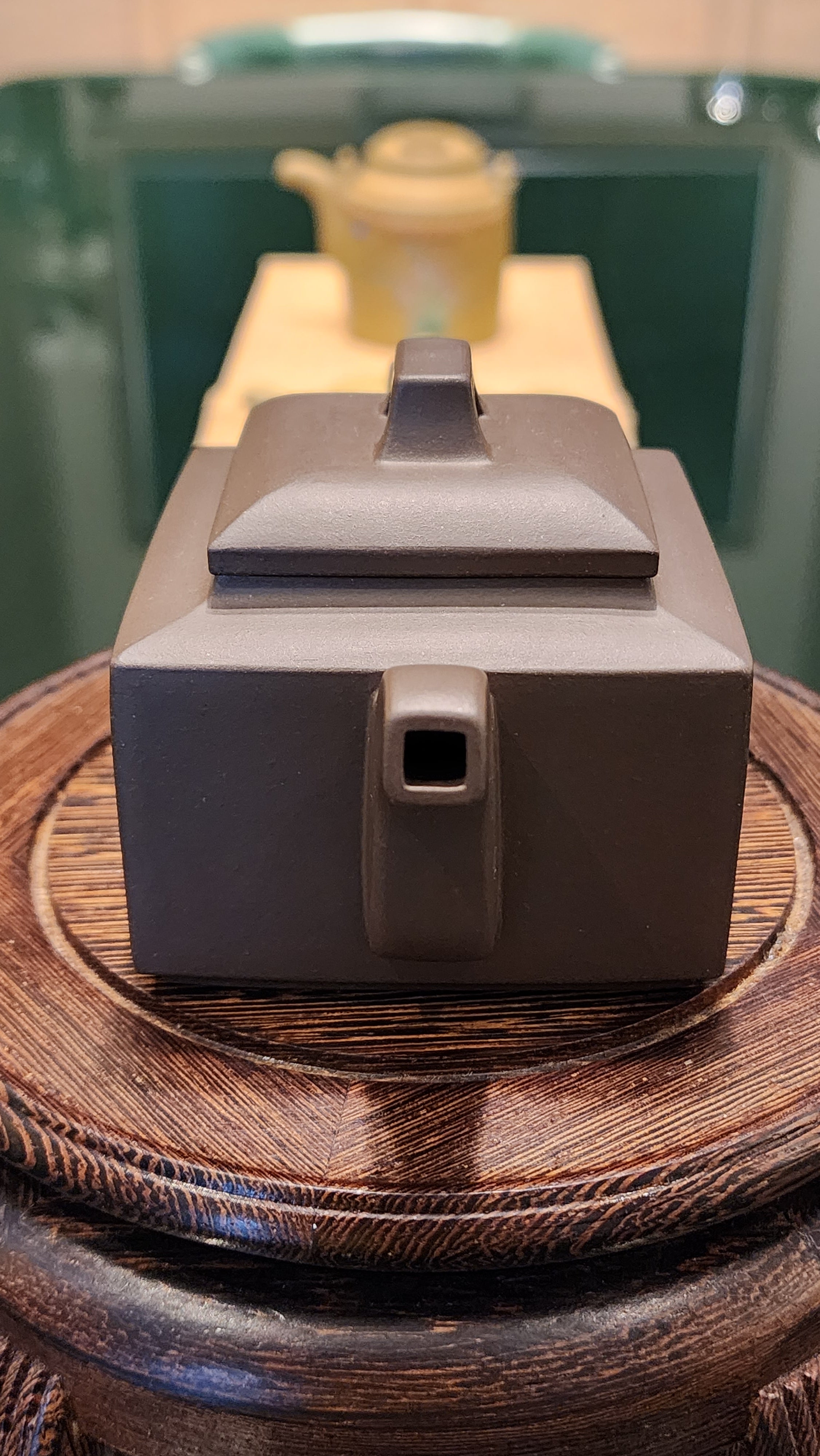 Ya Ming Si Fang 亚明四方, Clay (extinct): Wu Ni 乌泥 from Grand Master Han Qi Lou 韩其楼, Engraving Art by Master Wang Chao Peng 王超鹏, Pot crafted by Master Lu Shun Rong 陆顺荣。