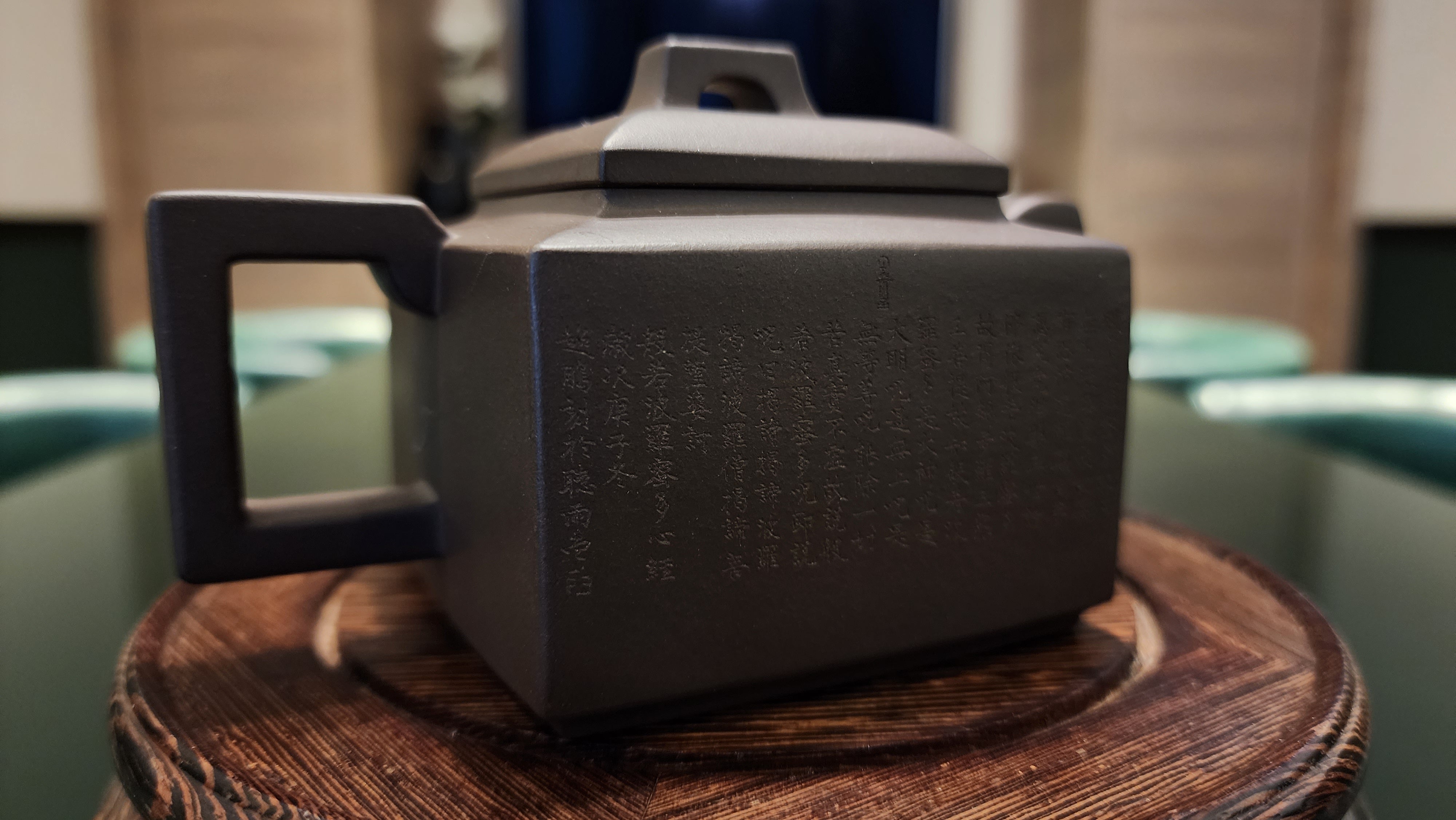 Ya Ming Si Fang 亚明四方, Clay (extinct): Wu Ni 乌泥 from Grand Master Han Qi Lou 韩其楼, Engraving Art by Master Wang Chao Peng 王超鹏, Pot crafted by Master Lu Shun Rong 陆顺荣。