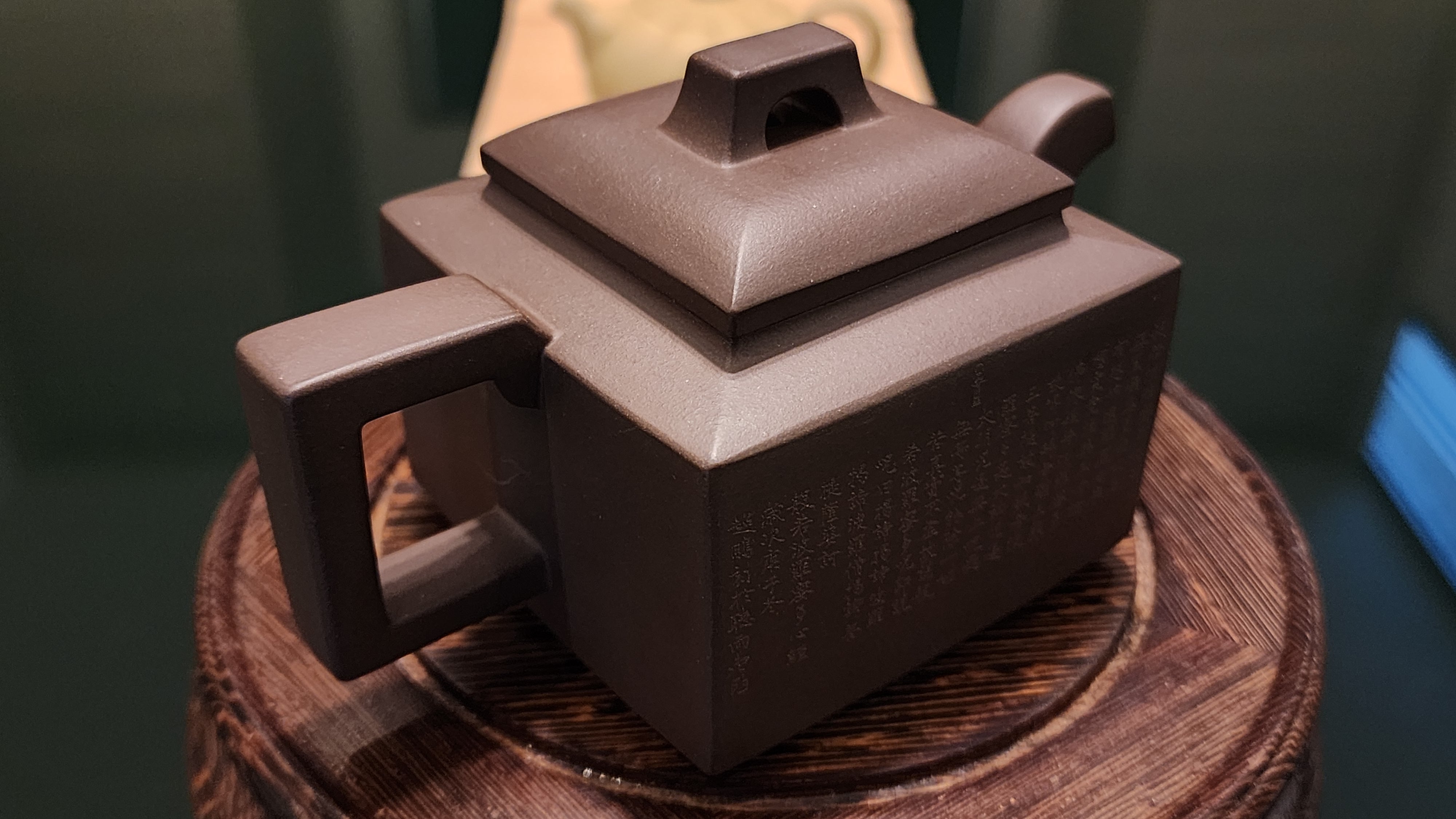 Ya Ming Si Fang 亚明四方, Clay (extinct): Wu Ni 乌泥 from Grand Master Han Qi Lou 韩其楼, Engraving Art by Master Wang Chao Peng 王超鹏, Pot crafted by Master Lu Shun Rong 陆顺荣。