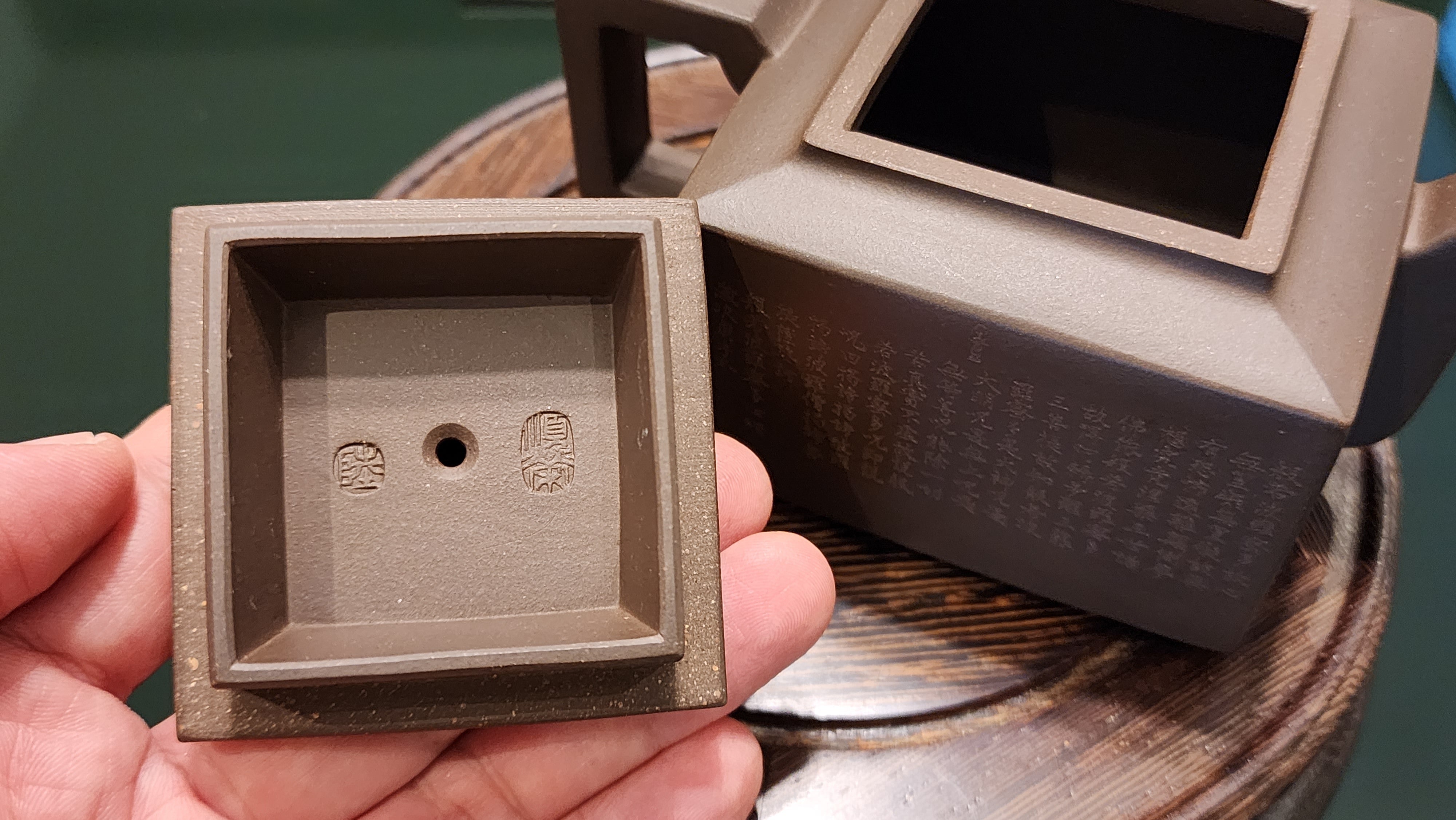 Ya Ming Si Fang 亚明四方, Clay (extinct): Wu Ni 乌泥 from Grand Master Han Qi Lou 韩其楼, Engraving Art by Master Wang Chao Peng 王超鹏, Pot crafted by Master Lu Shun Rong 陆顺荣。