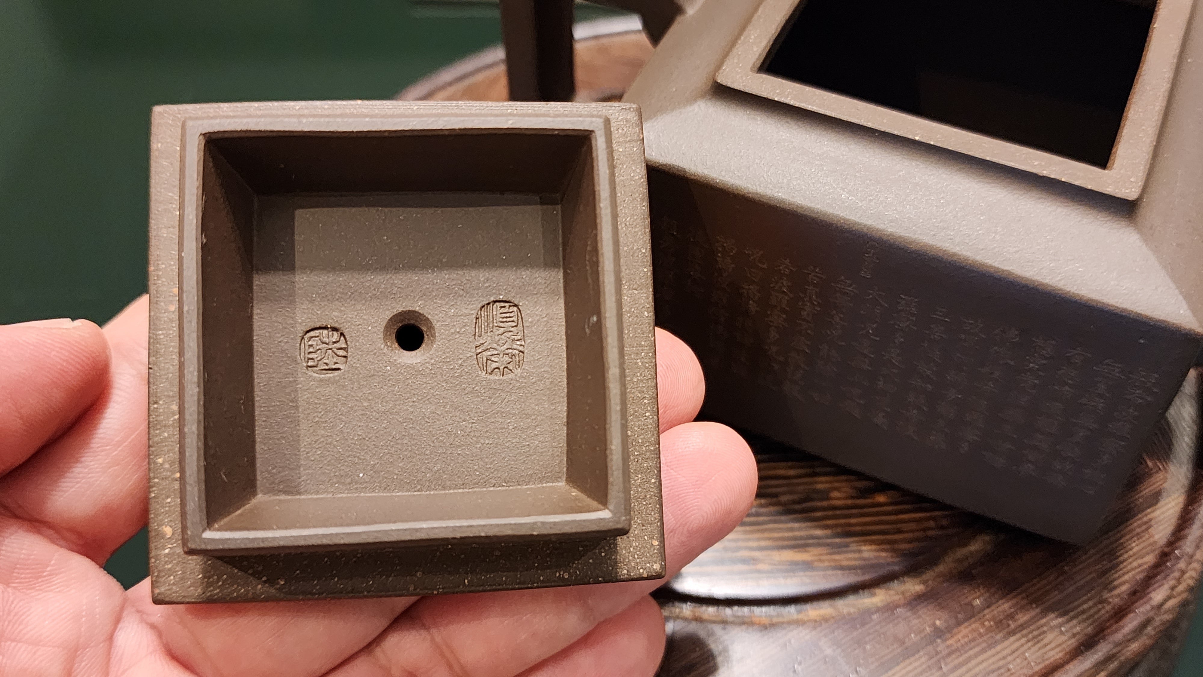 Ya Ming Si Fang 亚明四方, Clay (extinct): Wu Ni 乌泥 from Grand Master Han Qi Lou 韩其楼, Engraving Art by Master Wang Chao Peng 王超鹏, Pot crafted by Master Lu Shun Rong 陆顺荣。