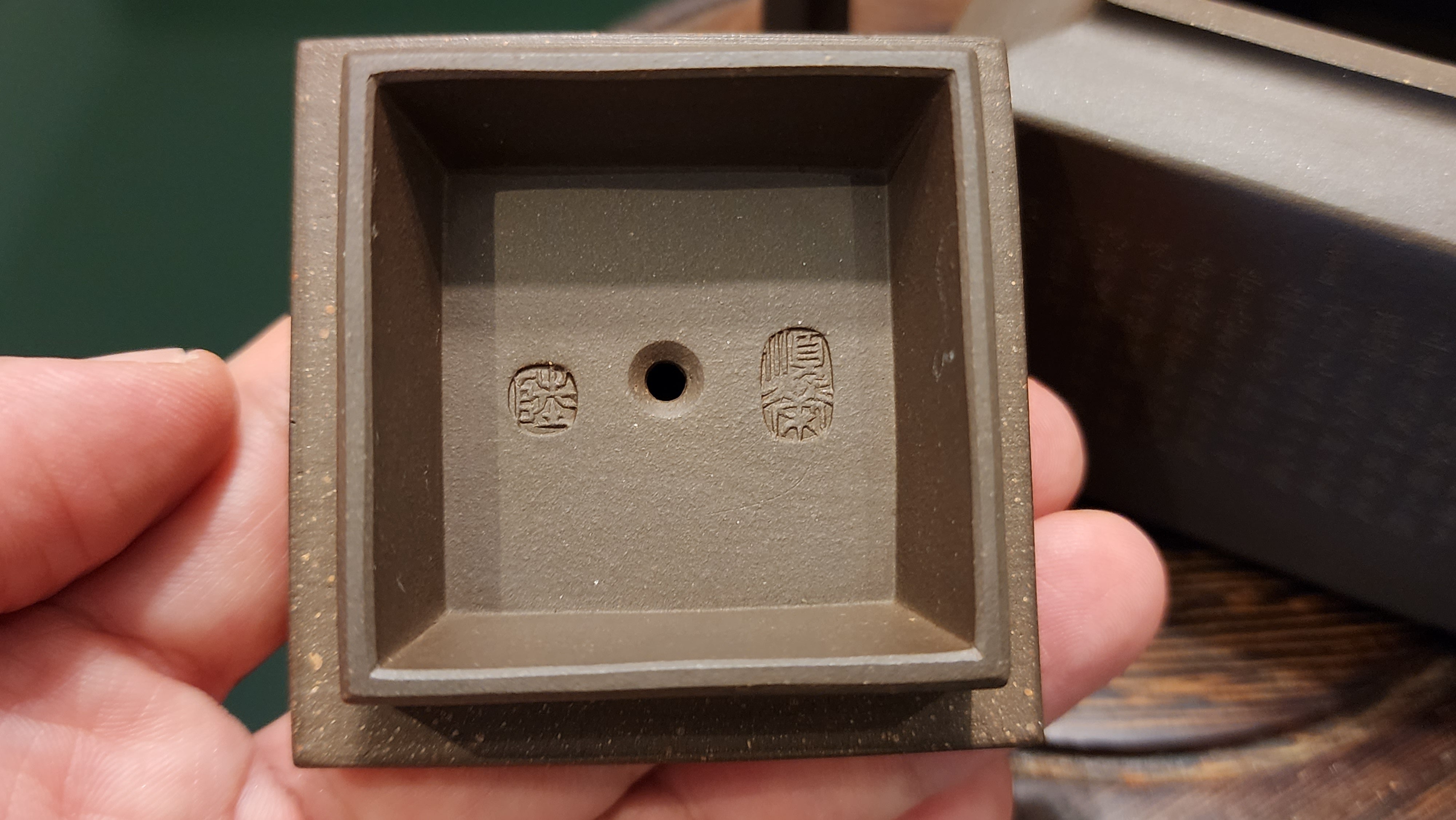 Ya Ming Si Fang 亚明四方, Clay (extinct): Wu Ni 乌泥 from Grand Master Han Qi Lou 韩其楼, Engraving Art by Master Wang Chao Peng 王超鹏, Pot crafted by Master Lu Shun Rong 陆顺荣。