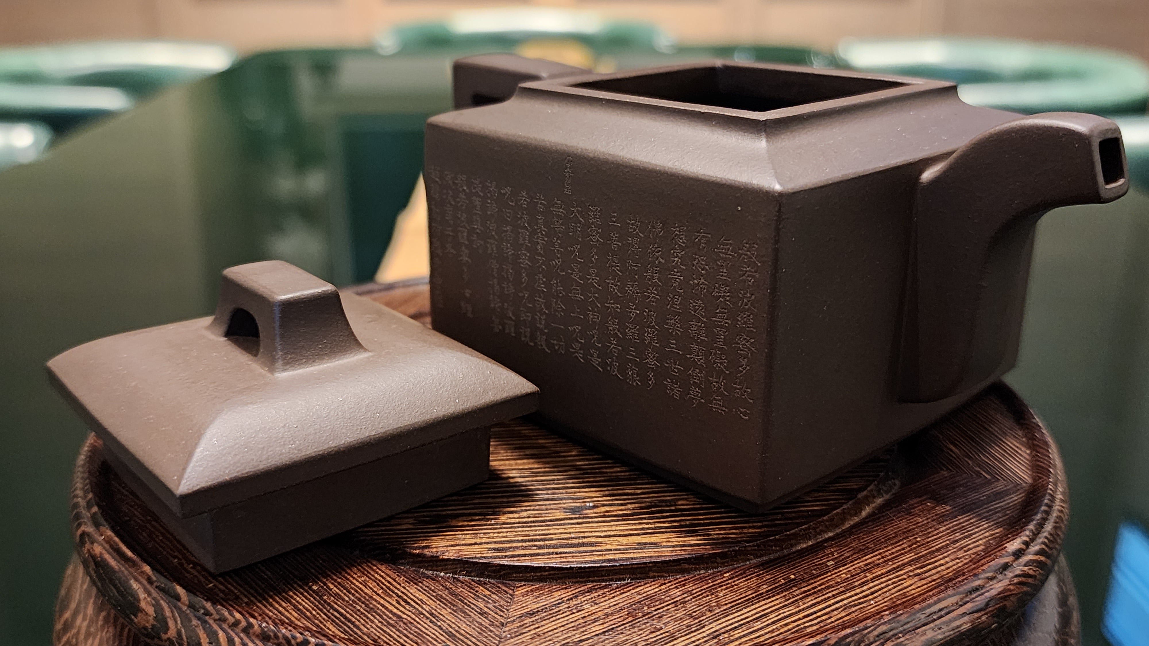 Ya Ming Si Fang 亚明四方, Clay (extinct): Wu Ni 乌泥 from Grand Master Han Qi Lou 韩其楼, Engraving Art by Master Wang Chao Peng 王超鹏, Pot crafted by Master Lu Shun Rong 陆顺荣。