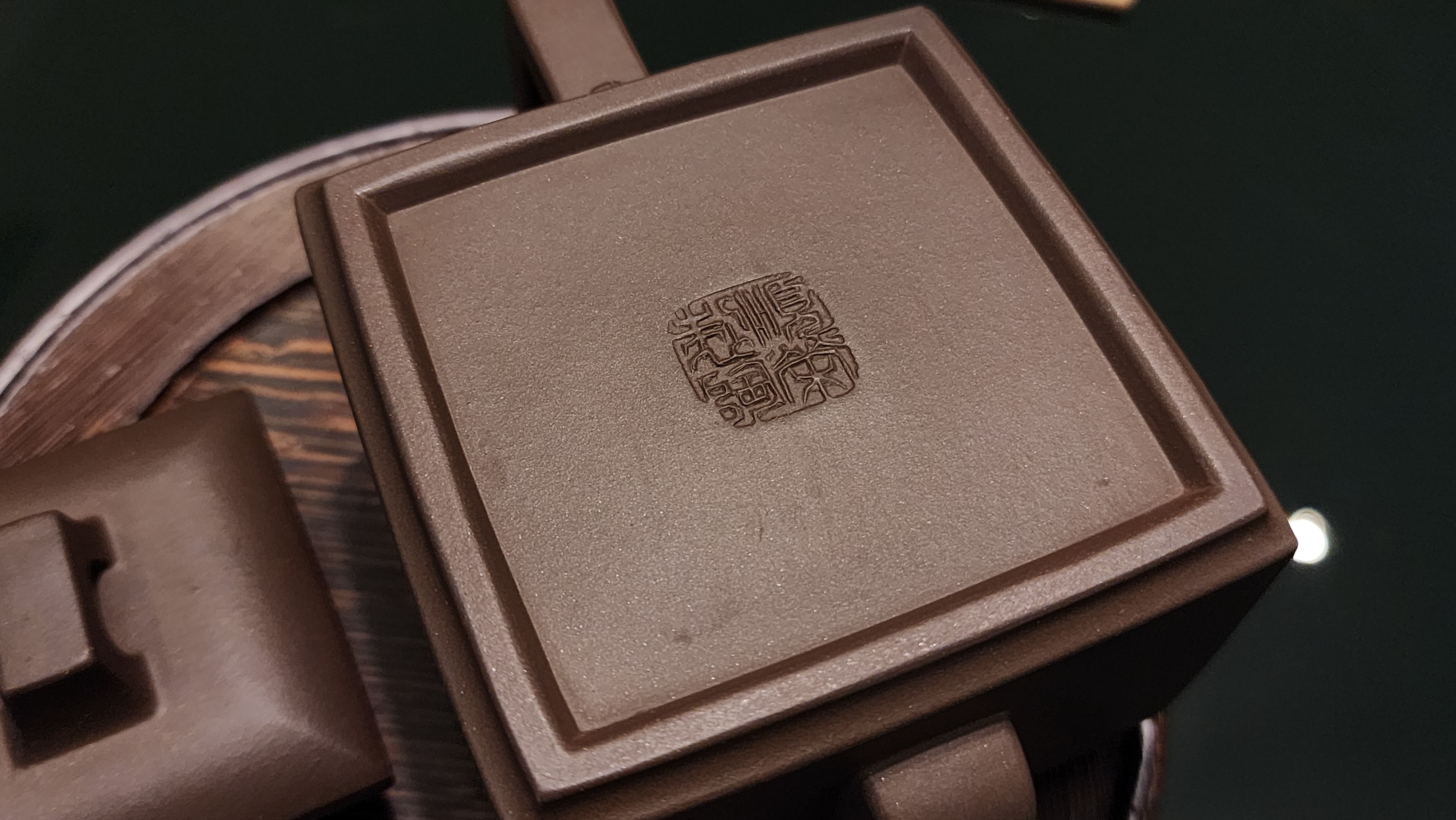 Ya Ming Si Fang 亚明四方, Clay (extinct): Wu Ni 乌泥 from Grand Master Han Qi Lou 韩其楼, Engraving Art by Master Wang Chao Peng 王超鹏, Pot crafted by Master Lu Shun Rong 陆顺荣。