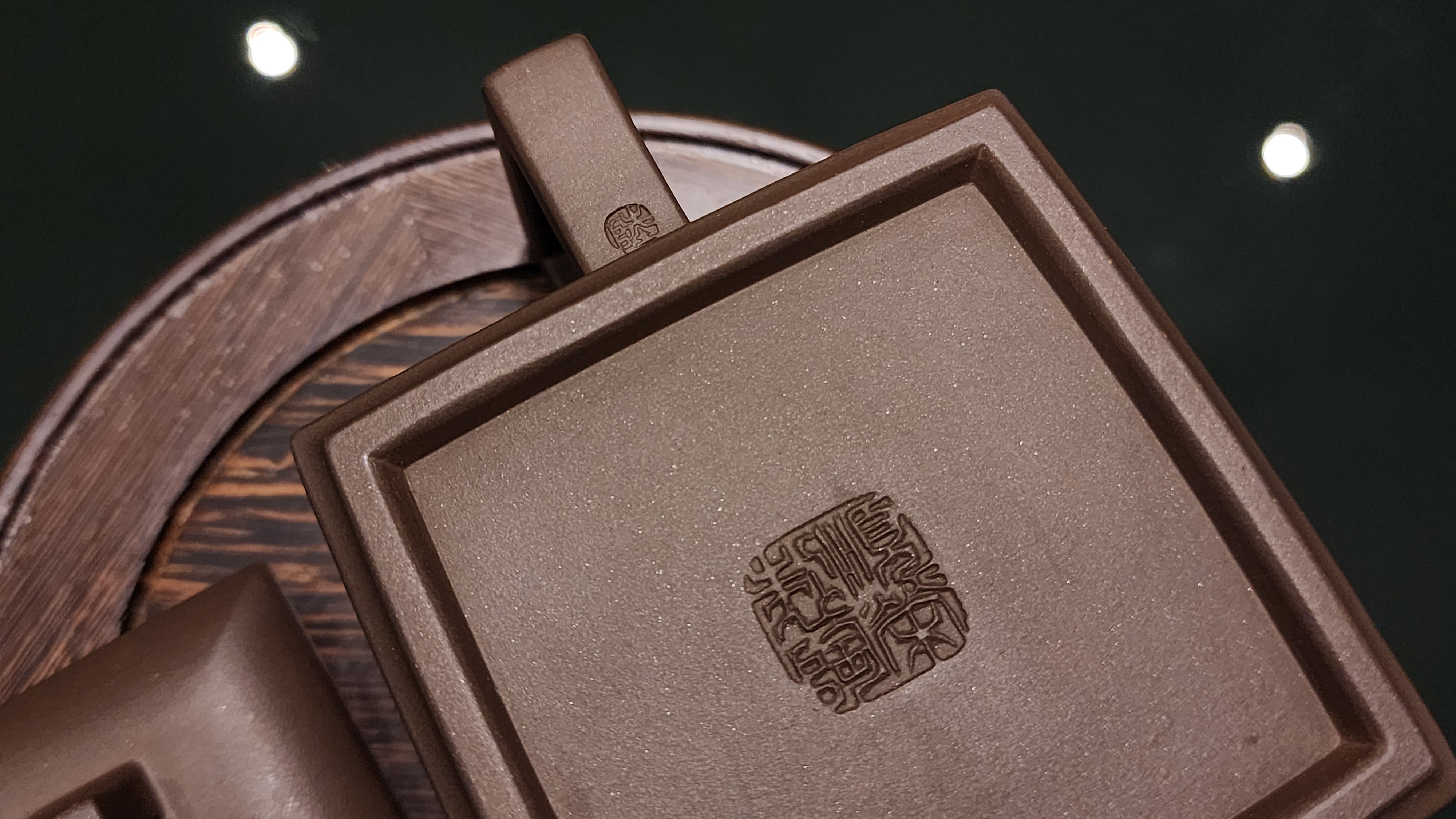 Ya Ming Si Fang 亚明四方, Clay (extinct): Wu Ni 乌泥 from Grand Master Han Qi Lou 韩其楼, Engraving Art by Master Wang Chao Peng 王超鹏, Pot crafted by Master Lu Shun Rong 陆顺荣。