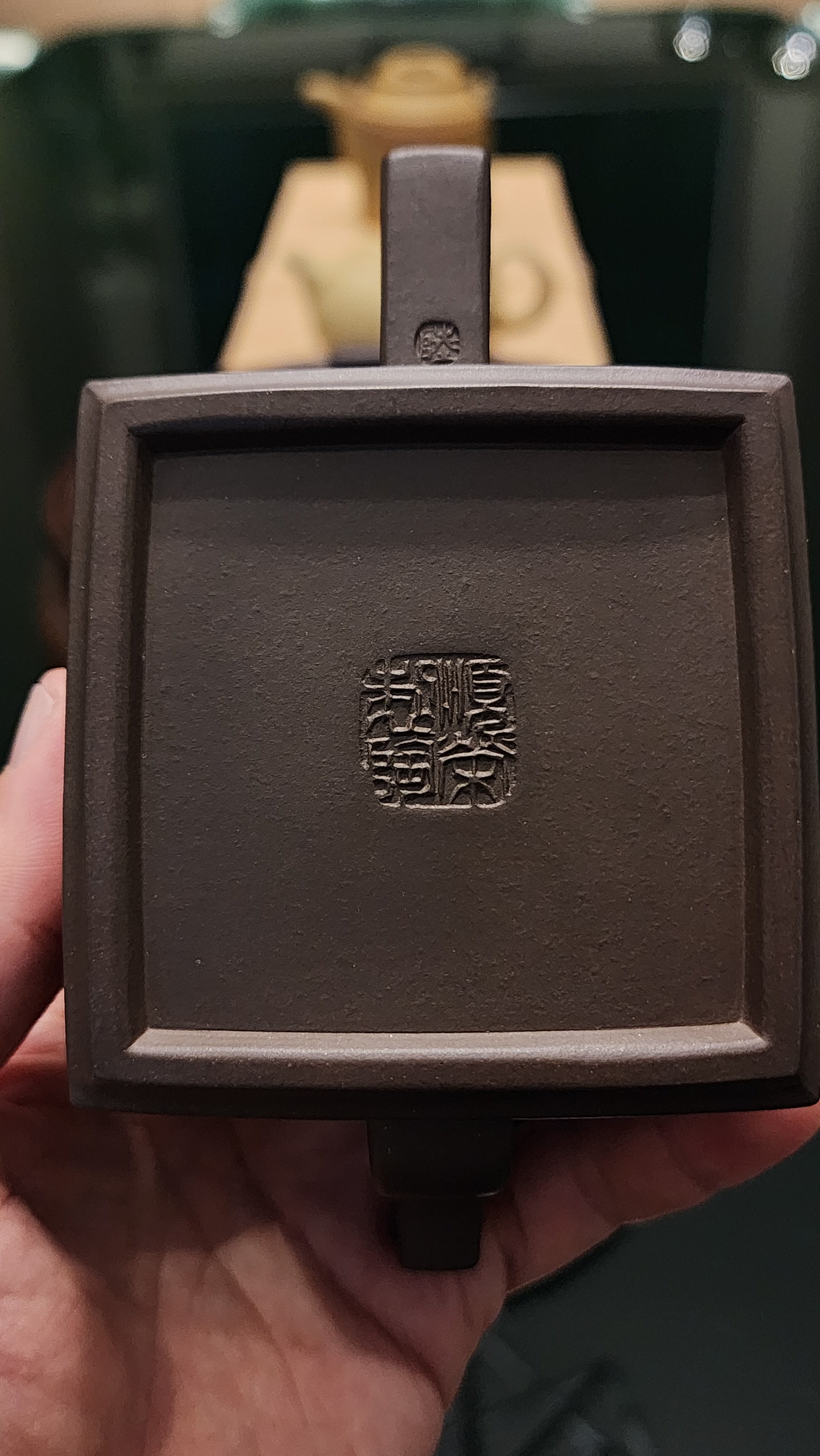 Ya Ming Si Fang 亚明四方, Clay (extinct): Wu Ni 乌泥 from Grand Master Han Qi Lou 韩其楼, Engraving Art by Master Wang Chao Peng 王超鹏, Pot crafted by Master Lu Shun Rong 陆顺荣。