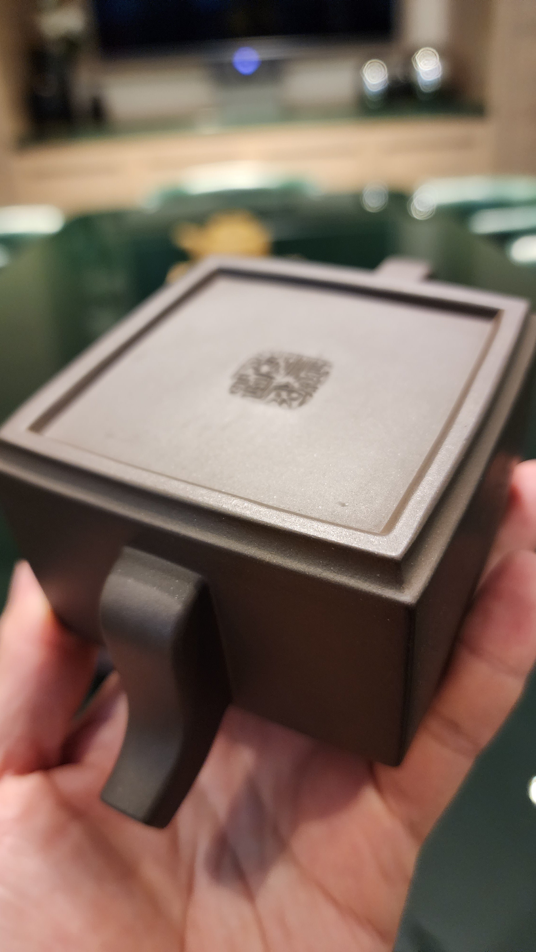 Ya Ming Si Fang 亚明四方, Clay (extinct): Wu Ni 乌泥 from Grand Master Han Qi Lou 韩其楼, Engraving Art by Master Wang Chao Peng 王超鹏, Pot crafted by Master Lu Shun Rong 陆顺荣。