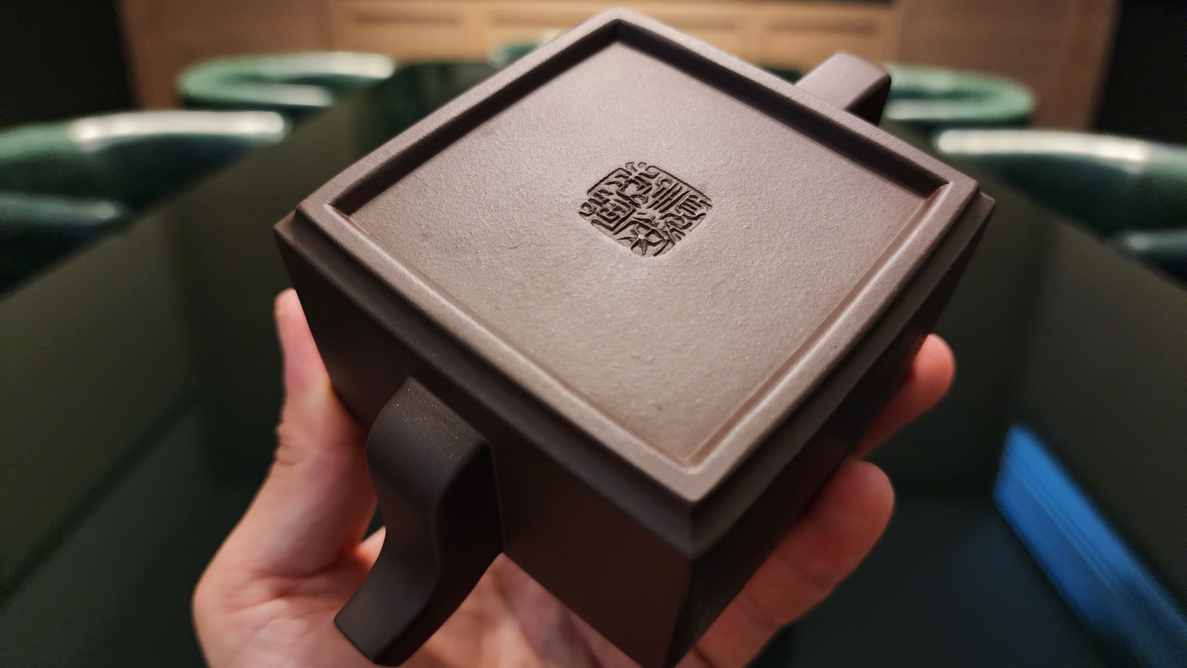 Ya Ming Si Fang 亚明四方, Clay (extinct): Wu Ni 乌泥 from Grand Master Han Qi Lou 韩其楼, Engraving Art by Master Wang Chao Peng 王超鹏, Pot crafted by Master Lu Shun Rong 陆顺荣。