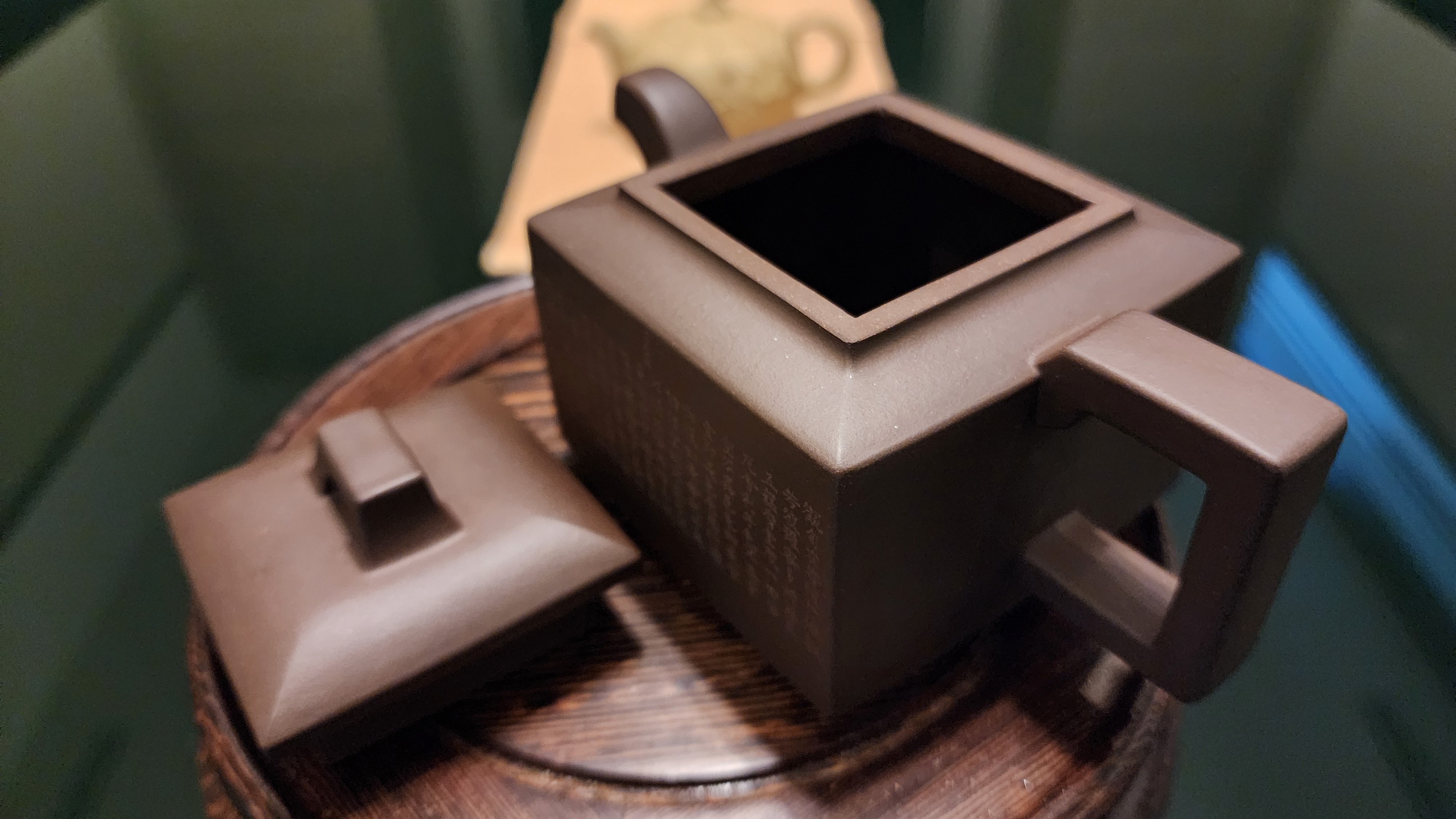 Ya Ming Si Fang 亚明四方, Clay (extinct): Wu Ni 乌泥 from Grand Master Han Qi Lou 韩其楼, Engraving Art by Master Wang Chao Peng 王超鹏, Pot crafted by Master Lu Shun Rong 陆顺荣。