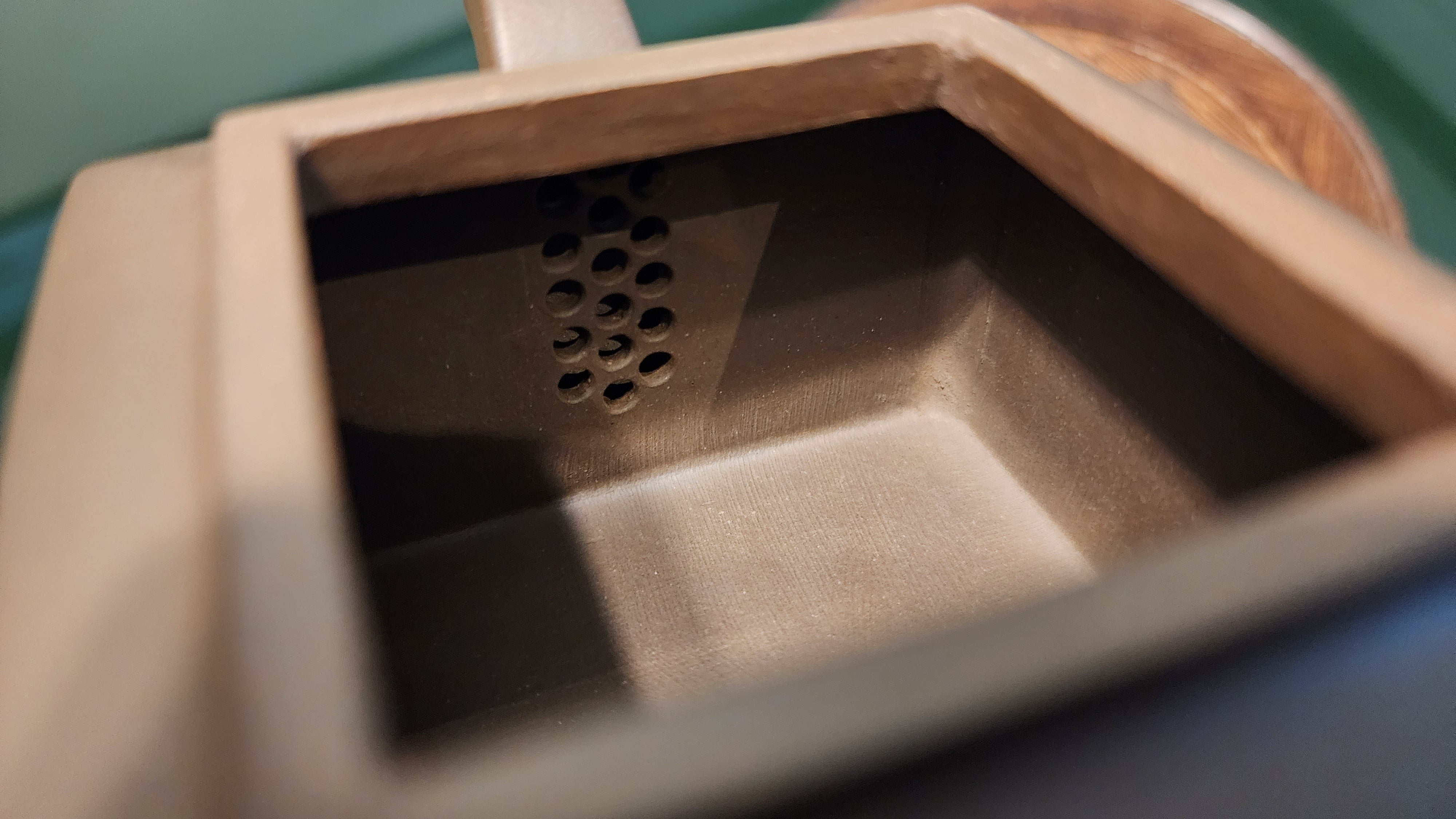 Ya Ming Si Fang 亚明四方, Clay (extinct): Wu Ni 乌泥 from Grand Master Han Qi Lou 韩其楼, Engraving Art by Master Wang Chao Peng 王超鹏, Pot crafted by Master Lu Shun Rong 陆顺荣。