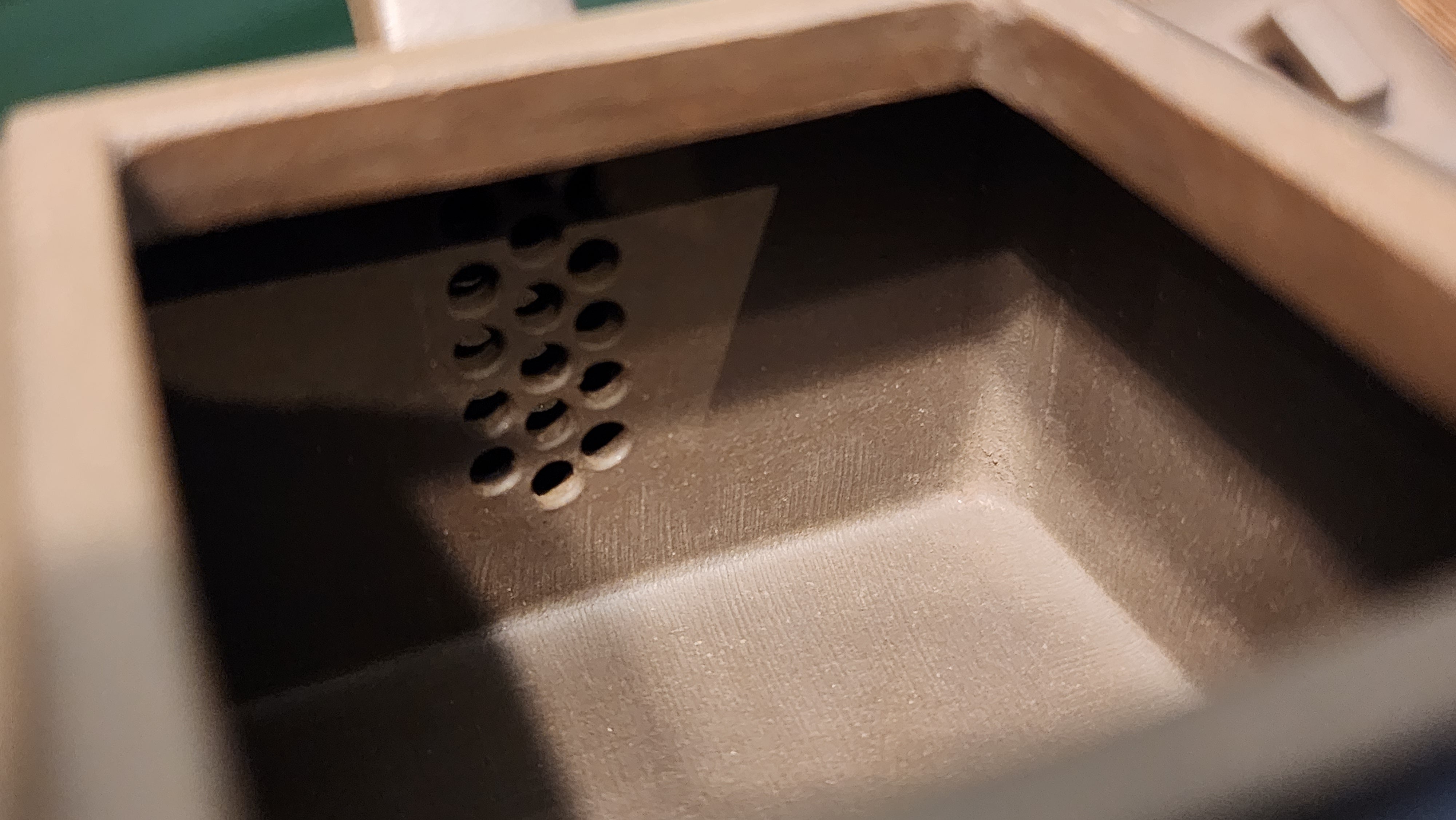 Ya Ming Si Fang 亚明四方, Clay (extinct): Wu Ni 乌泥 from Grand Master Han Qi Lou 韩其楼, Engraving Art by Master Wang Chao Peng 王超鹏, Pot crafted by Master Lu Shun Rong 陆顺荣。