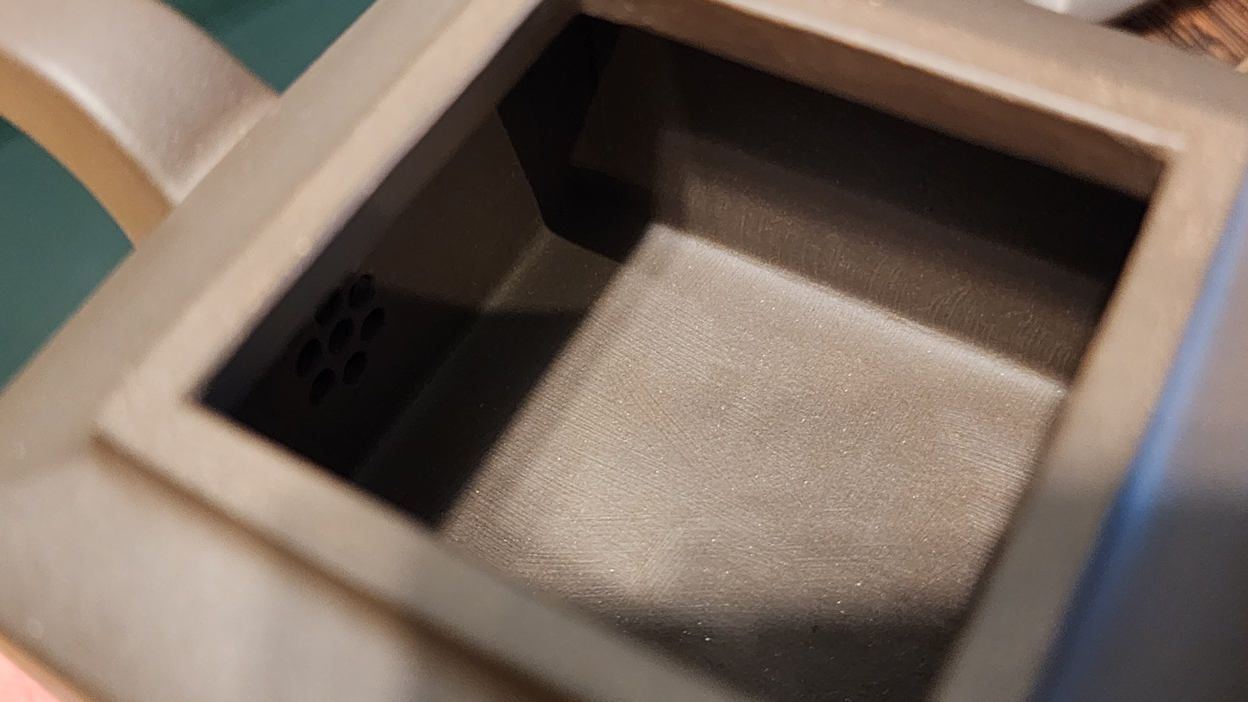 Ya Ming Si Fang 亚明四方, Clay (extinct): Wu Ni 乌泥 from Grand Master Han Qi Lou 韩其楼, Engraving Art by Master Wang Chao Peng 王超鹏, Pot crafted by Master Lu Shun Rong 陆顺荣。