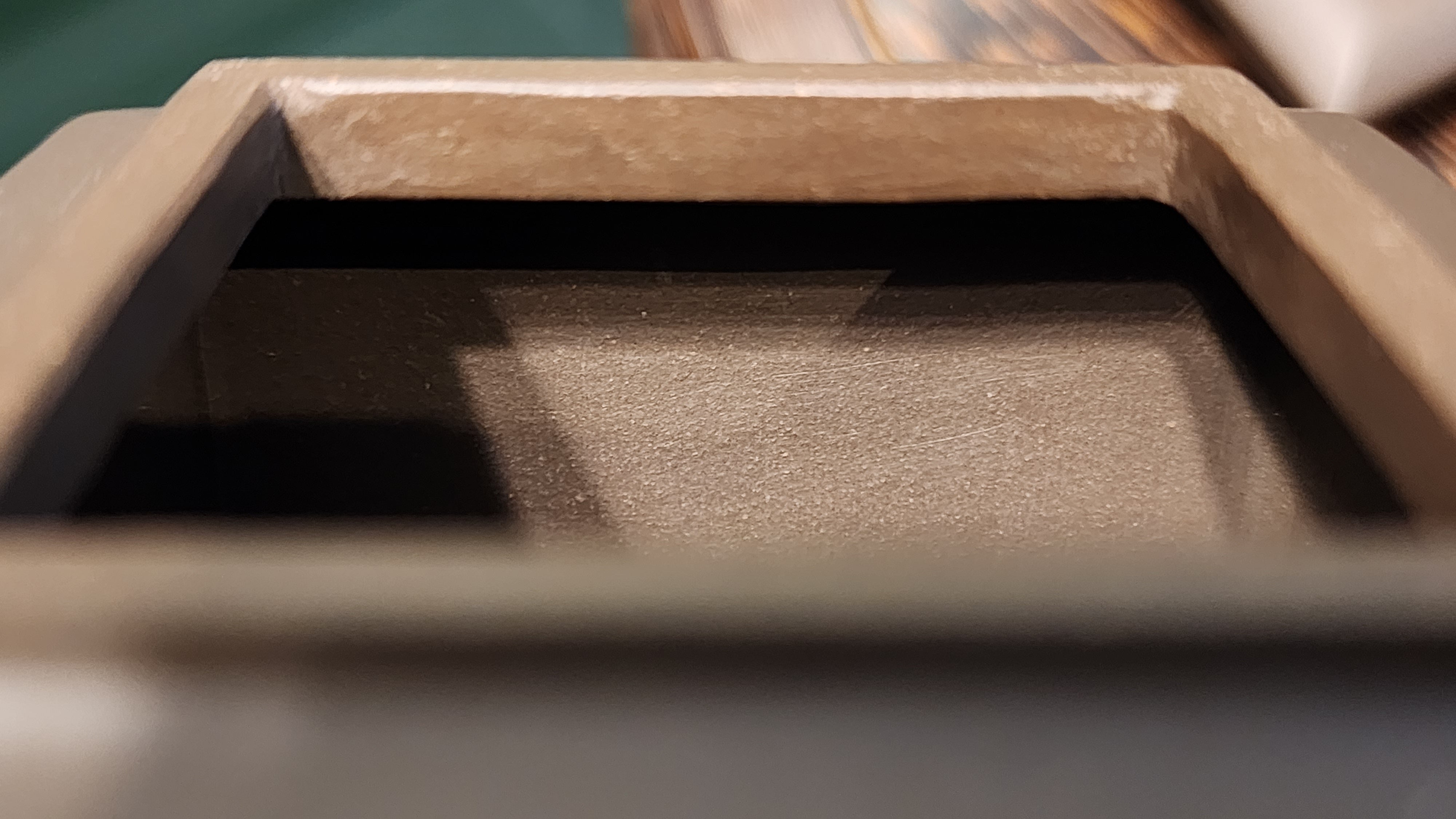 Ya Ming Si Fang 亚明四方, Clay (extinct): Wu Ni 乌泥 from Grand Master Han Qi Lou 韩其楼, Engraving Art by Master Wang Chao Peng 王超鹏, Pot crafted by Master Lu Shun Rong 陆顺荣。