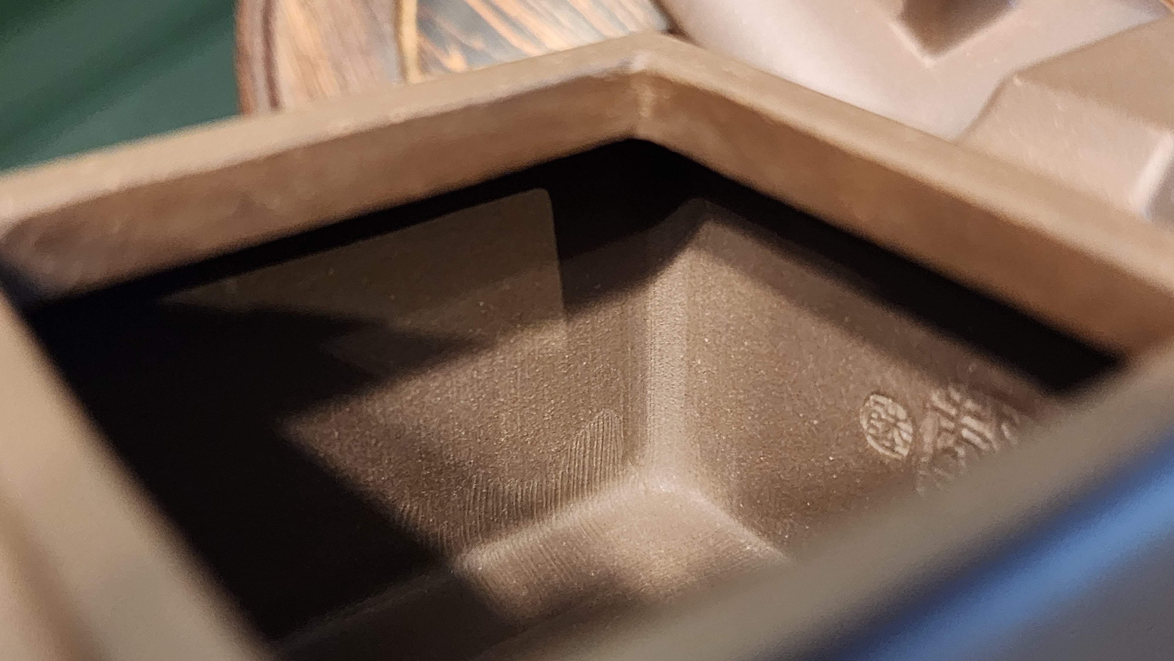 Ya Ming Si Fang 亚明四方, Clay (extinct): Wu Ni 乌泥 from Grand Master Han Qi Lou 韩其楼, Engraving Art by Master Wang Chao Peng 王超鹏, Pot crafted by Master Lu Shun Rong 陆顺荣。