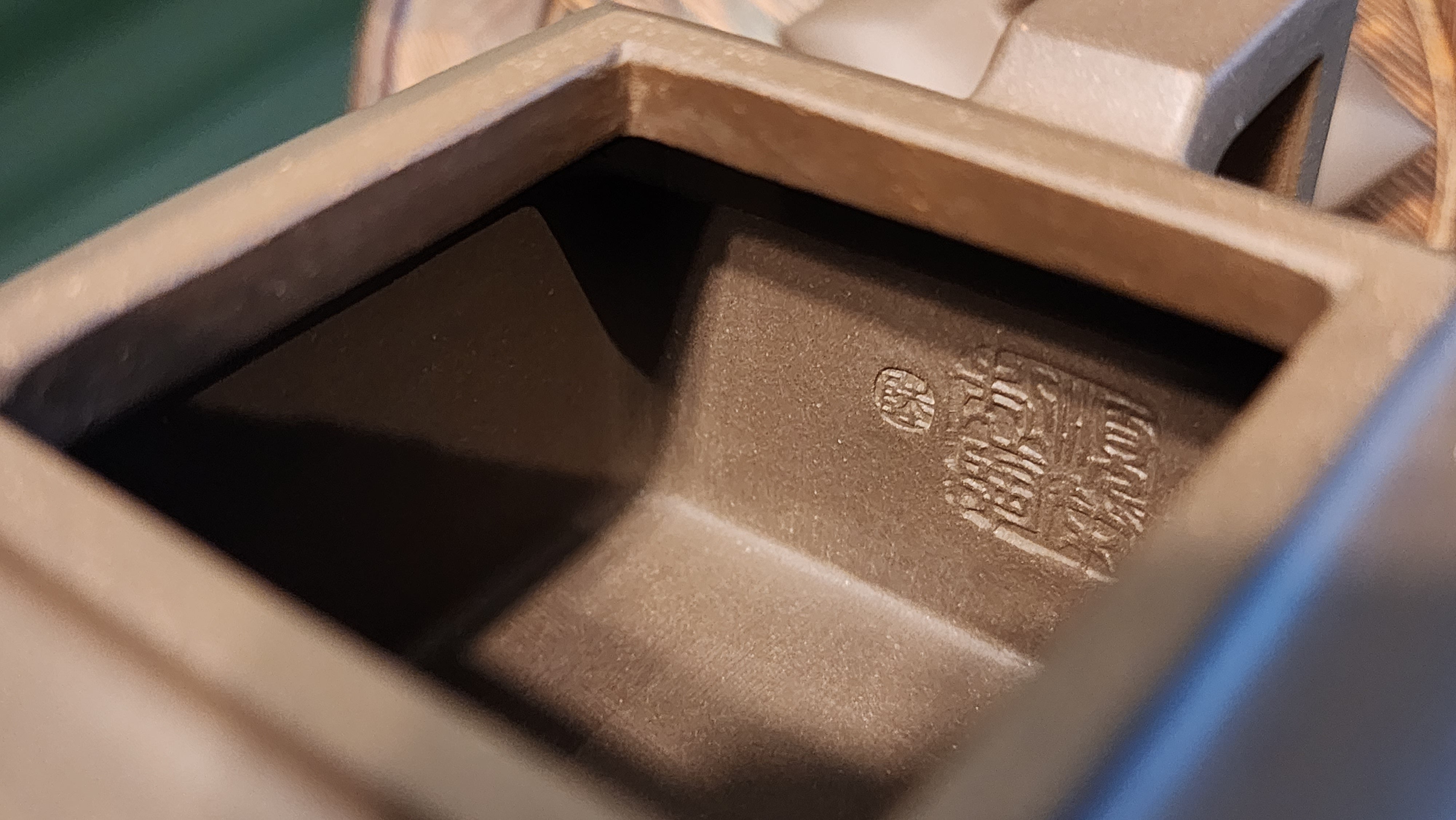 Ya Ming Si Fang 亚明四方, Clay (extinct): Wu Ni 乌泥 from Grand Master Han Qi Lou 韩其楼, Engraving Art by Master Wang Chao Peng 王超鹏, Pot crafted by Master Lu Shun Rong 陆顺荣。