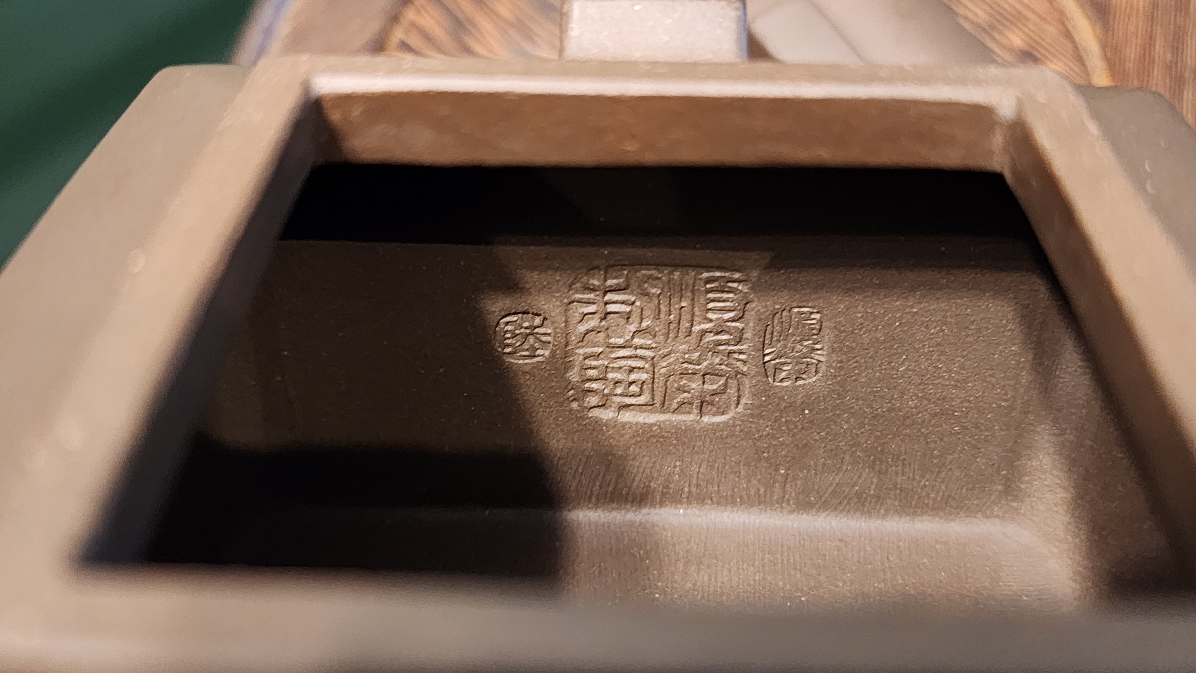 Ya Ming Si Fang 亚明四方, Clay (extinct): Wu Ni 乌泥 from Grand Master Han Qi Lou 韩其楼, Engraving Art by Master Wang Chao Peng 王超鹏, Pot crafted by Master Lu Shun Rong 陆顺荣。
