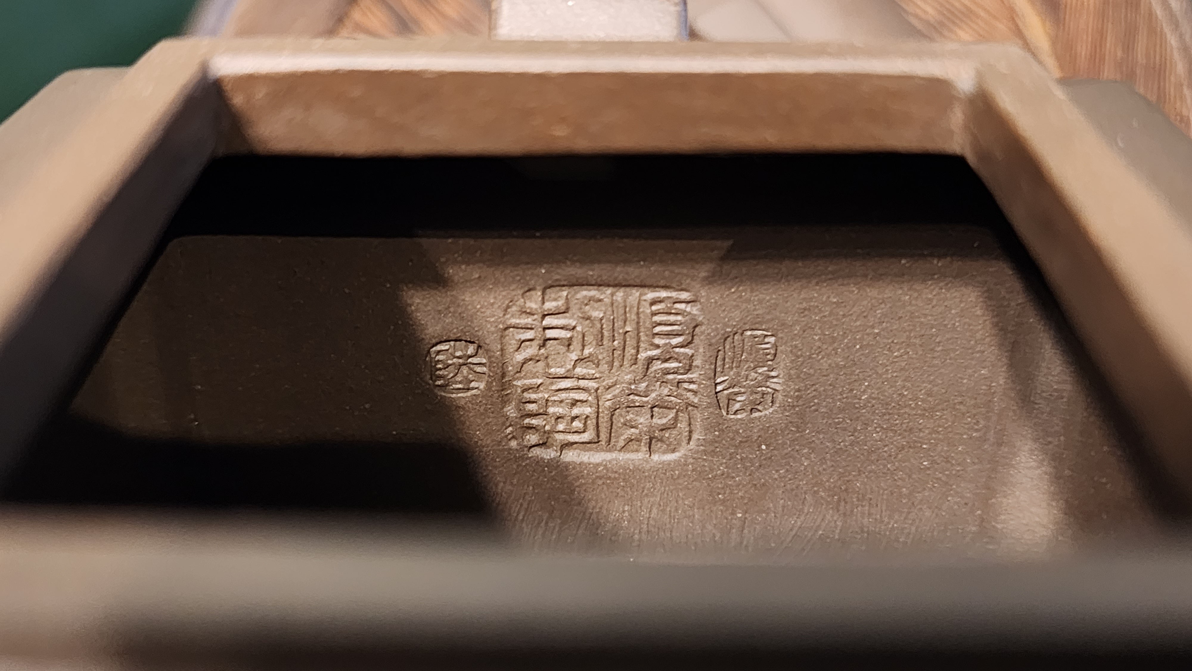 Ya Ming Si Fang 亚明四方, Clay (extinct): Wu Ni 乌泥 from Grand Master Han Qi Lou 韩其楼, Engraving Art by Master Wang Chao Peng 王超鹏, Pot crafted by Master Lu Shun Rong 陆顺荣。