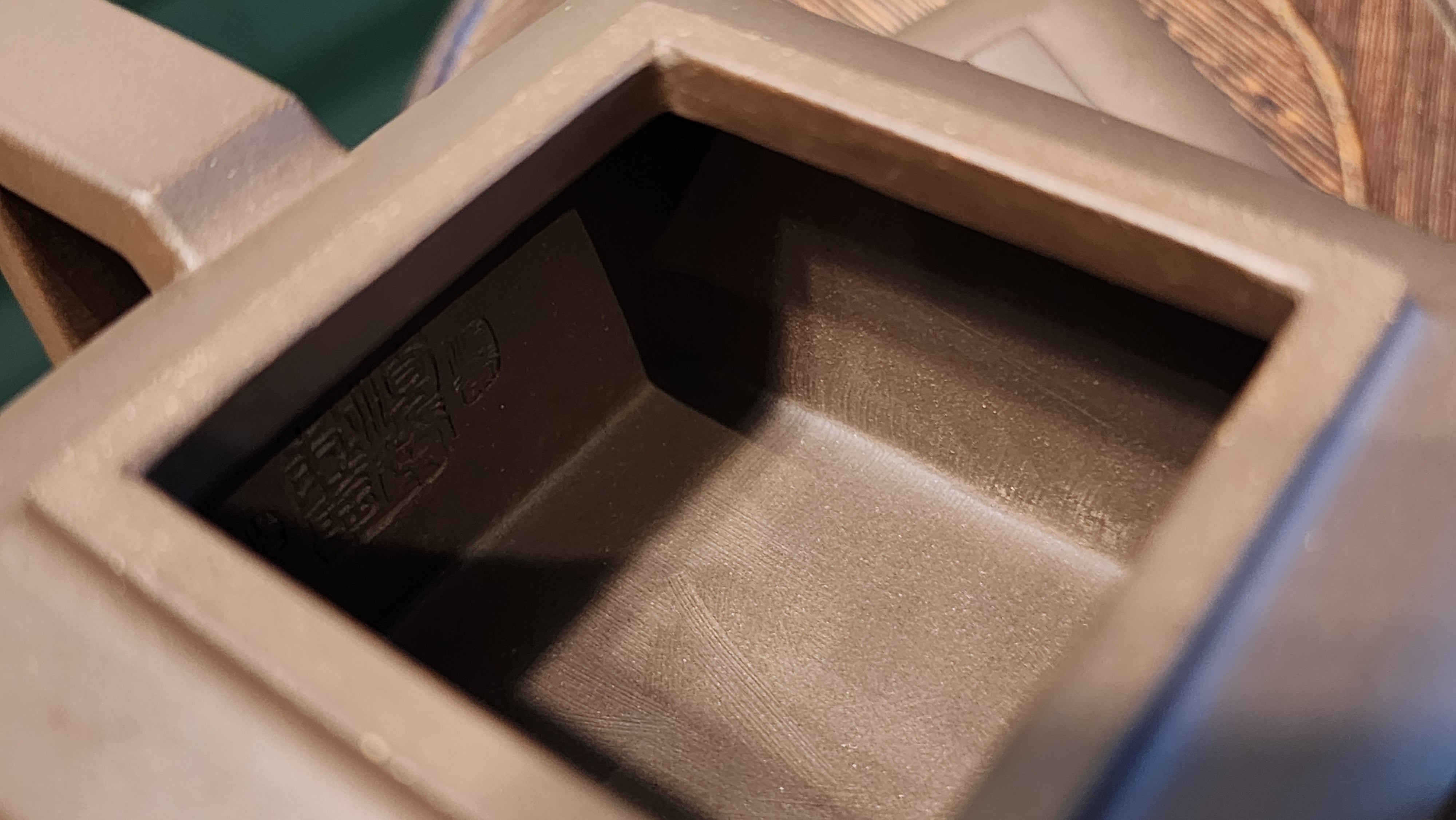 Ya Ming Si Fang 亚明四方, Clay (extinct): Wu Ni 乌泥 from Grand Master Han Qi Lou 韩其楼, Engraving Art by Master Wang Chao Peng 王超鹏, Pot crafted by Master Lu Shun Rong 陆顺荣。