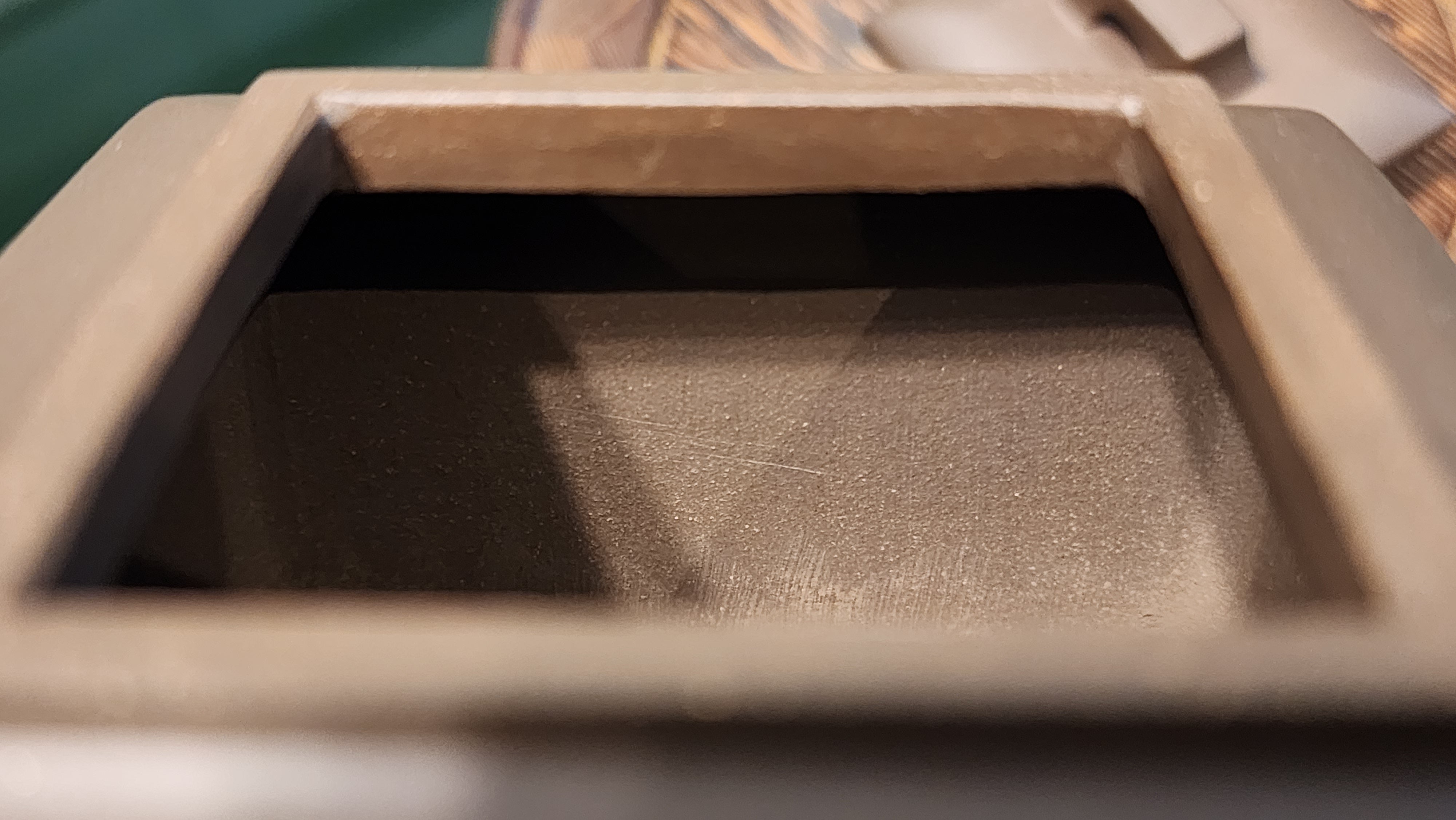 Ya Ming Si Fang 亚明四方, Clay (extinct): Wu Ni 乌泥 from Grand Master Han Qi Lou 韩其楼, Engraving Art by Master Wang Chao Peng 王超鹏, Pot crafted by Master Lu Shun Rong 陆顺荣。