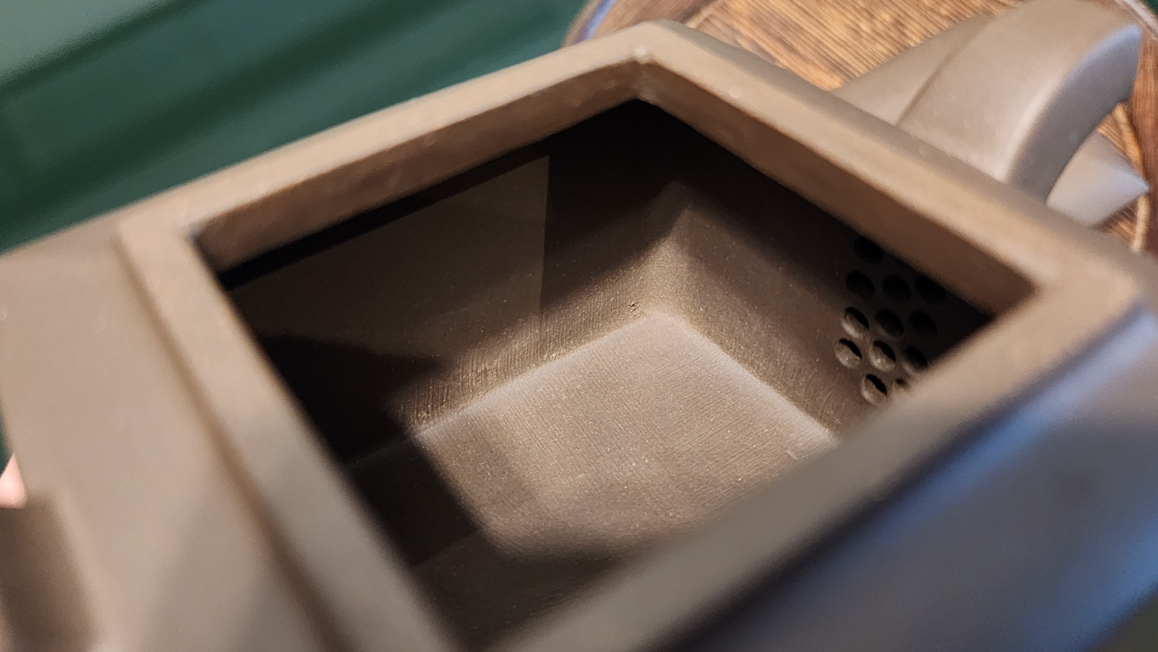 Ya Ming Si Fang 亚明四方, Clay (extinct): Wu Ni 乌泥 from Grand Master Han Qi Lou 韩其楼, Engraving Art by Master Wang Chao Peng 王超鹏, Pot crafted by Master Lu Shun Rong 陆顺荣。