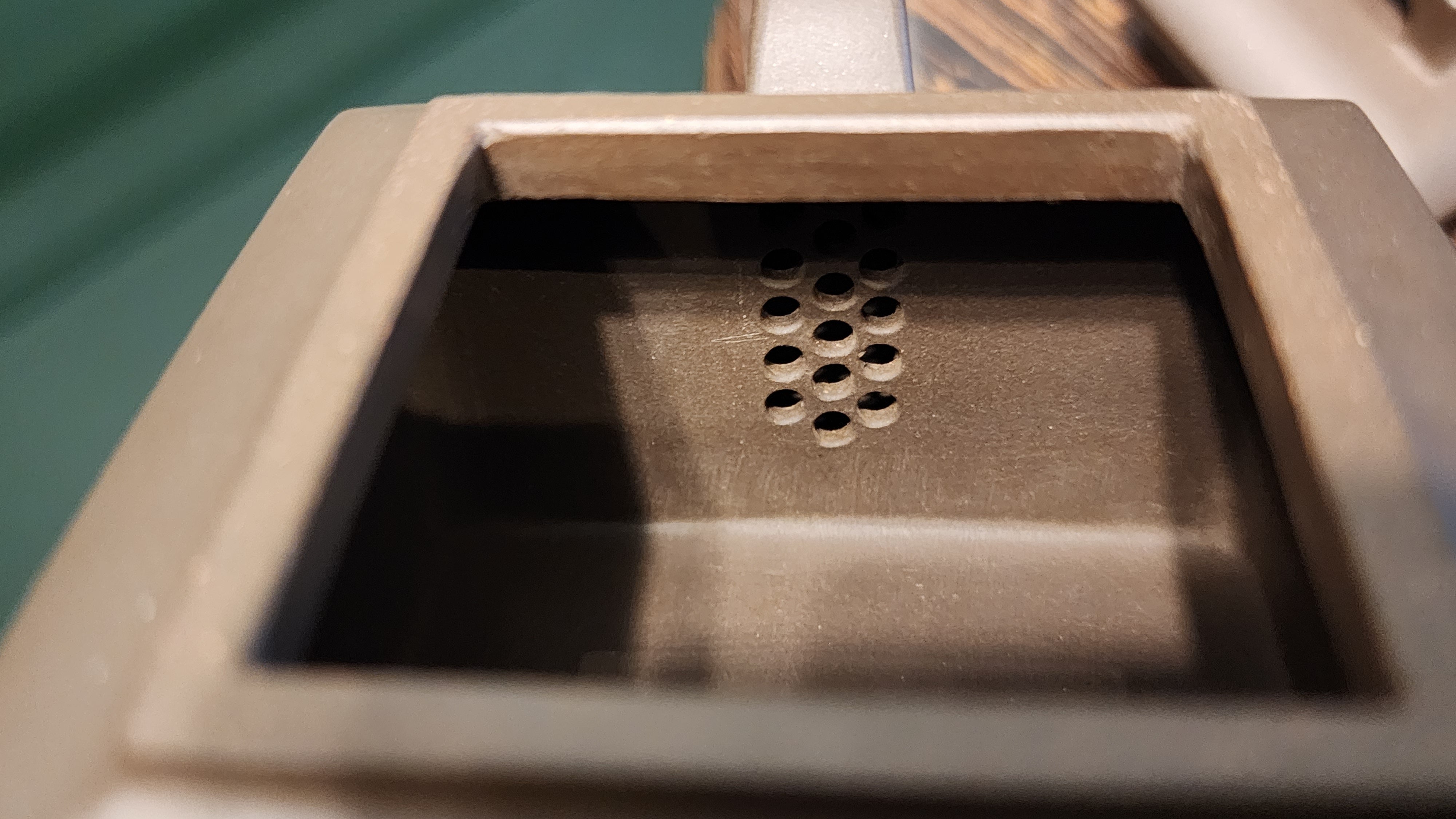 Ya Ming Si Fang 亚明四方, Clay (extinct): Wu Ni 乌泥 from Grand Master Han Qi Lou 韩其楼, Engraving Art by Master Wang Chao Peng 王超鹏, Pot crafted by Master Lu Shun Rong 陆顺荣。