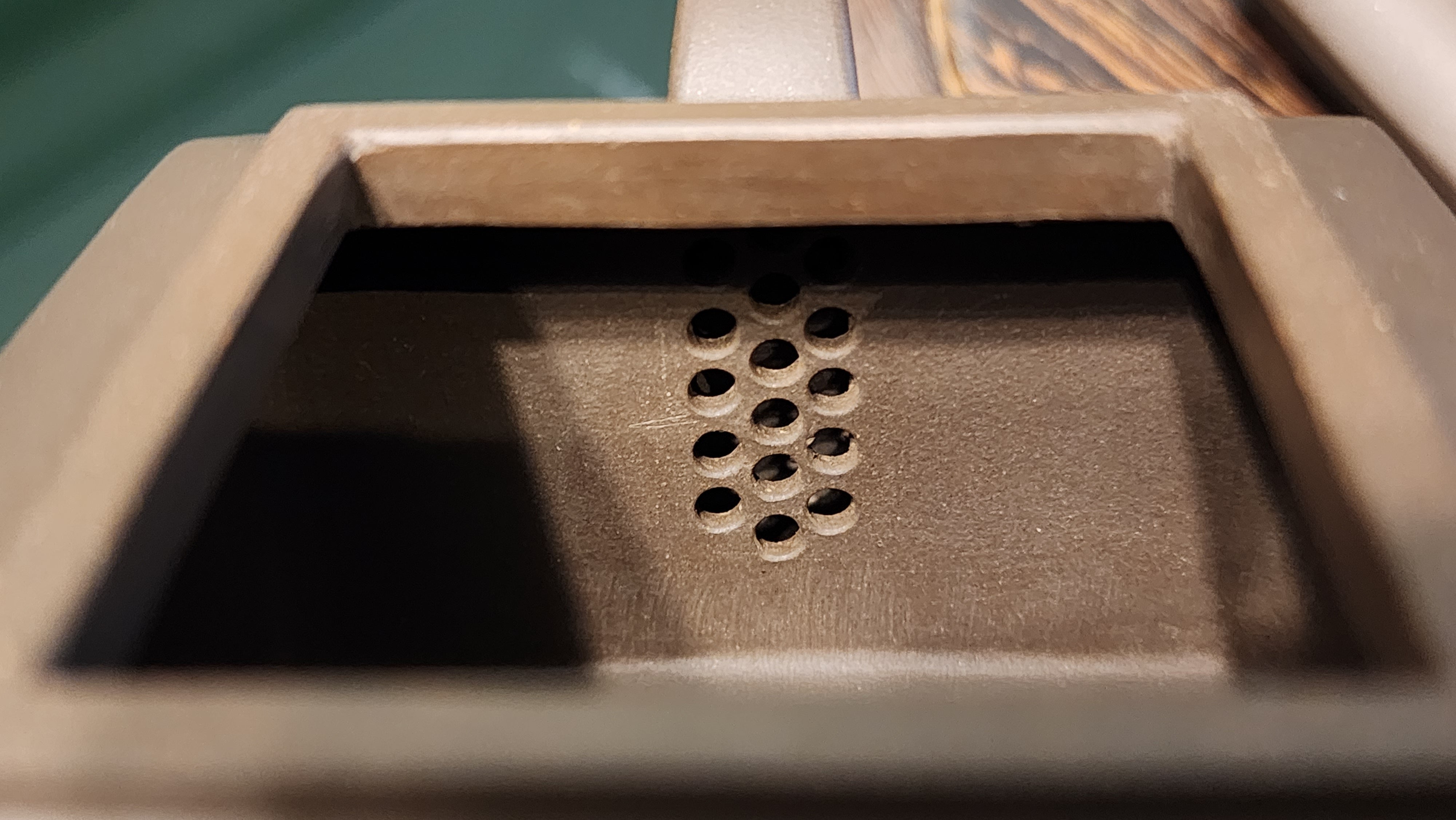 Ya Ming Si Fang 亚明四方, Clay (extinct): Wu Ni 乌泥 from Grand Master Han Qi Lou 韩其楼, Engraving Art by Master Wang Chao Peng 王超鹏, Pot crafted by Master Lu Shun Rong 陆顺荣。