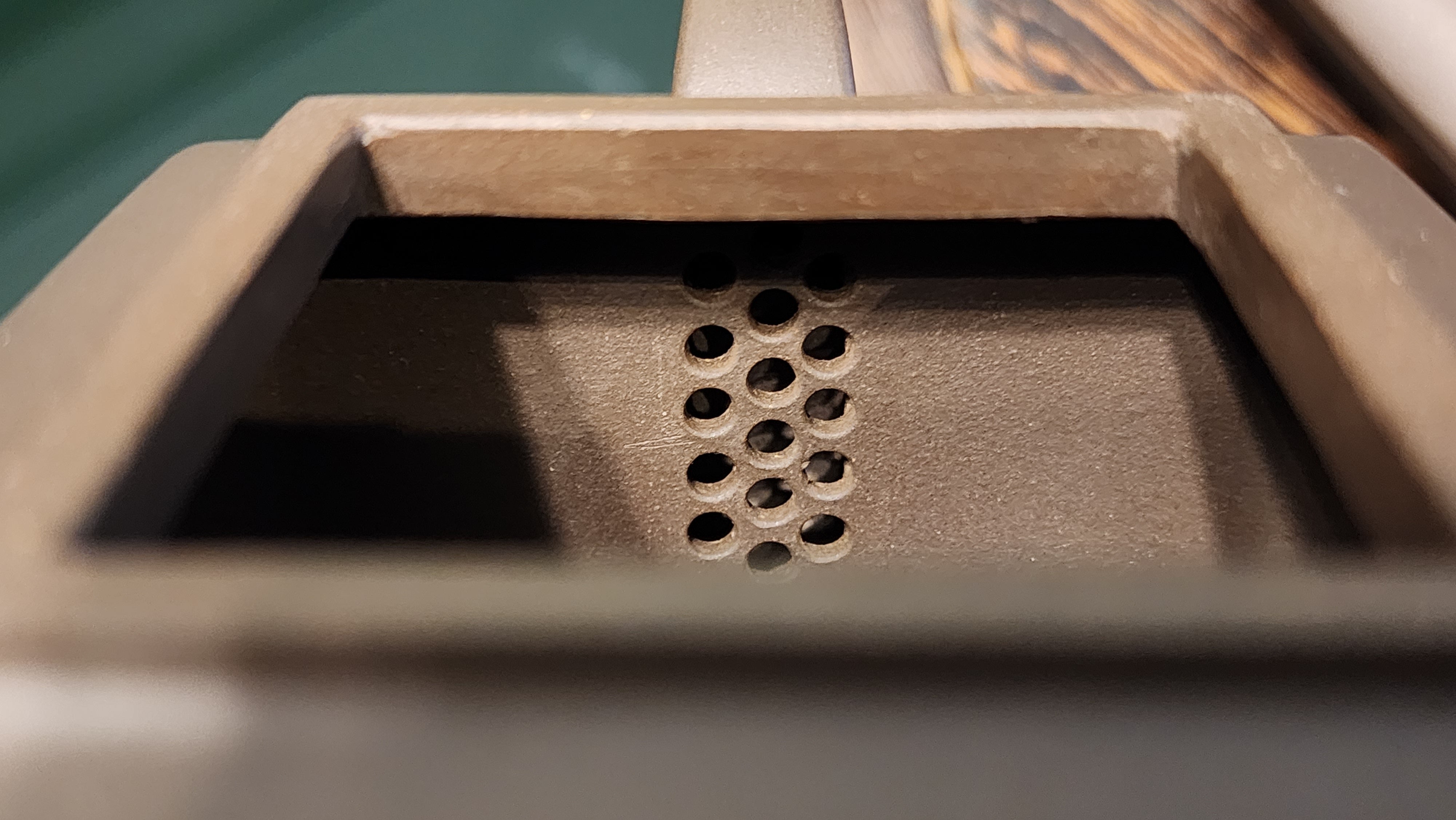 Ya Ming Si Fang 亚明四方, Clay (extinct): Wu Ni 乌泥 from Grand Master Han Qi Lou 韩其楼, Engraving Art by Master Wang Chao Peng 王超鹏, Pot crafted by Master Lu Shun Rong 陆顺荣。