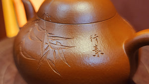 Li Xing 梨形, 146.1ml, ZhaoZhuang ZhuNi 赵庄朱泥, by Craftsman Zhao Xiao Wei 赵小卫 + Bamboo Engraving and Inscription by L4 Artist Xing Su 行素。
