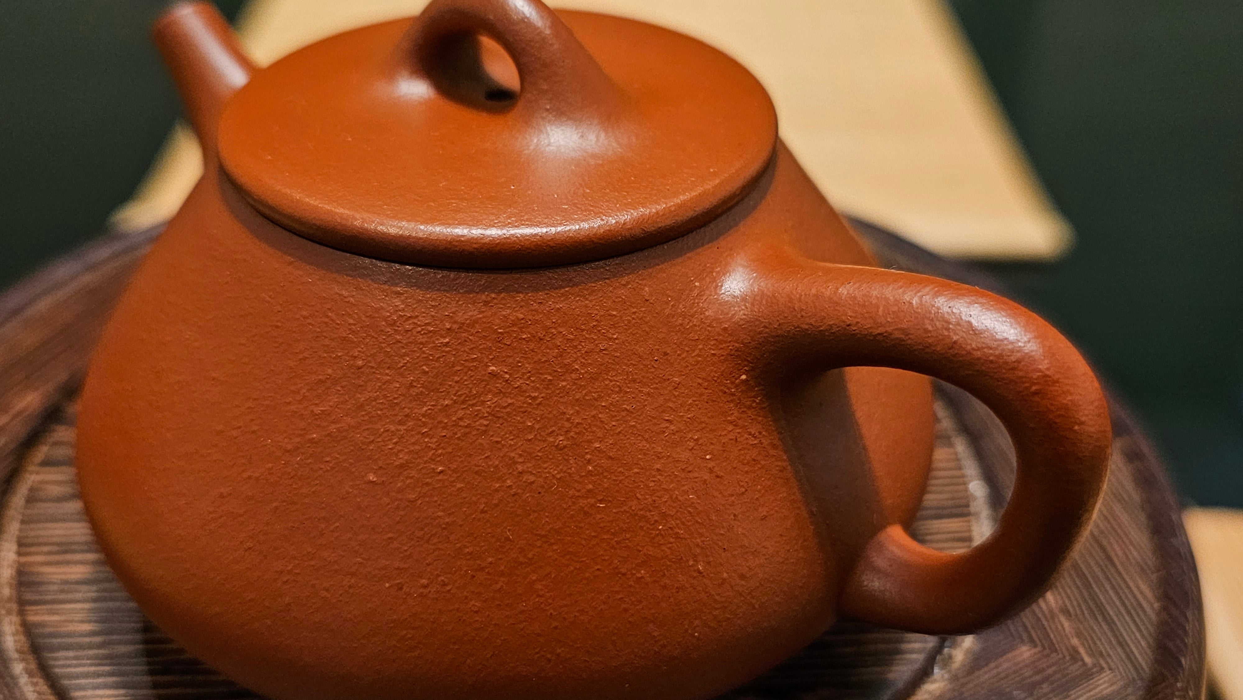 Ping Gai Shi Piao 平盖石瓢, Yuan Kuang Da Hong Pao 原矿大红袍, made by L2 Senior Master Cao Lan Fang 国家高级工艺美术师～曹兰芳。- commissioned in Jan 2022 for our esteemed Patron Dr Lin (Singapore), Shown here for viewing.