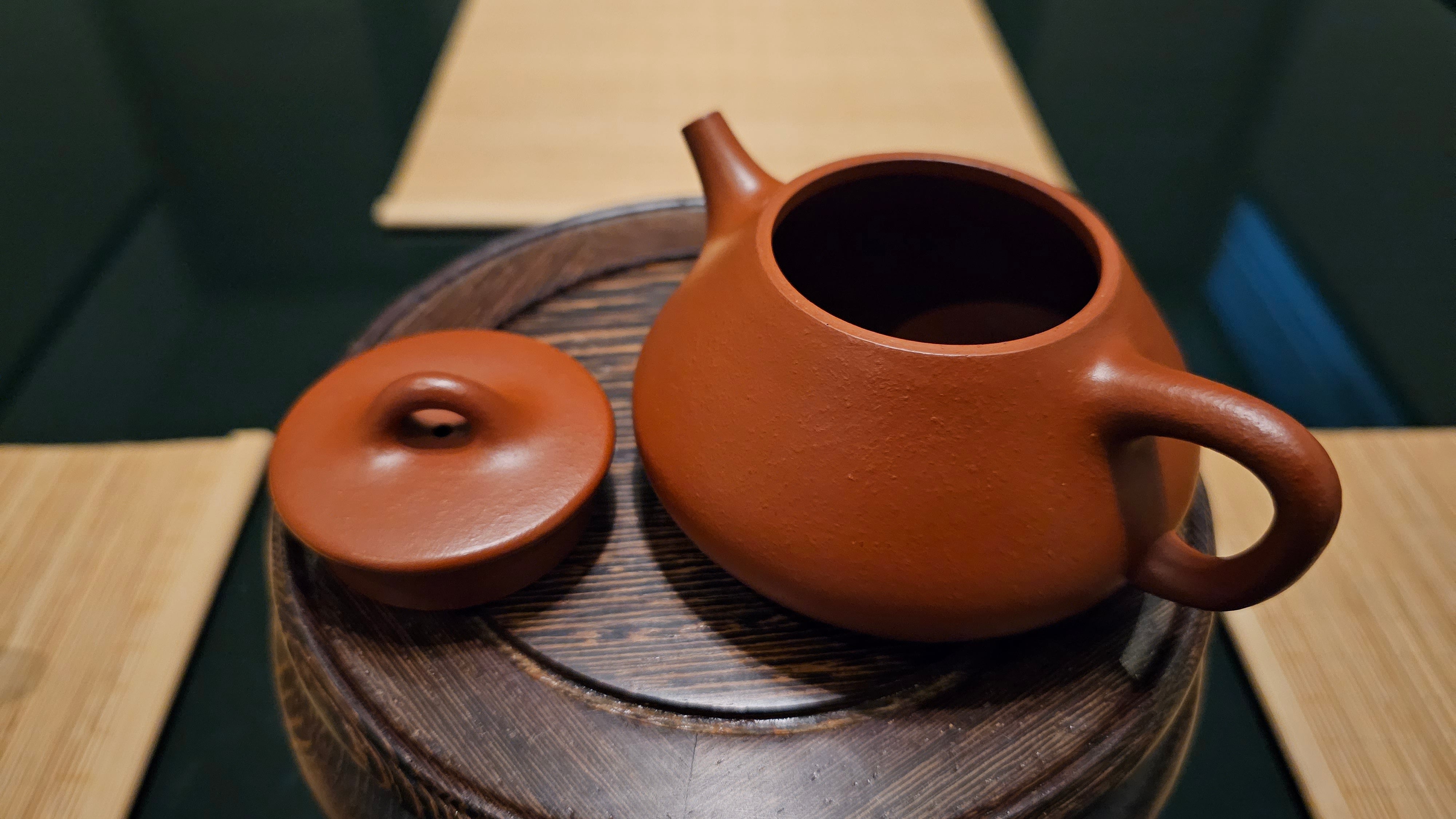 Ping Gai Shi Piao 平盖石瓢, Yuan Kuang Da Hong Pao 原矿大红袍, made by L2 Senior Master Cao Lan Fang 国家高级工艺美术师～曹兰芳。- commissioned in Jan 2022 for our esteemed Patron Dr Lin (Singapore), Shown here for viewing.