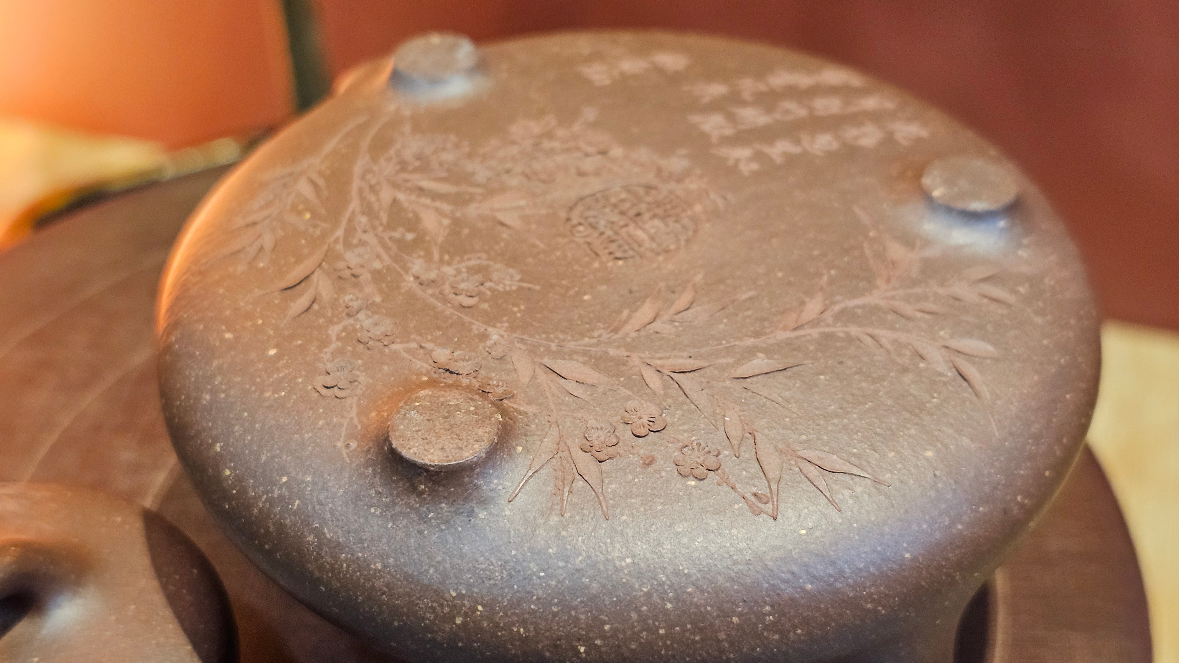 Specially Invited Guest, Esteemed Craftsman Zhuo Shi 琢石, performing this EXQUISITE WHOLE-BODY Clay Sculpting 泥绘 of Plum Blossoms 梅花, on this Zi Ye Shi Piao 子冶石瓢 by his colleague Chen Huan 陈歡。