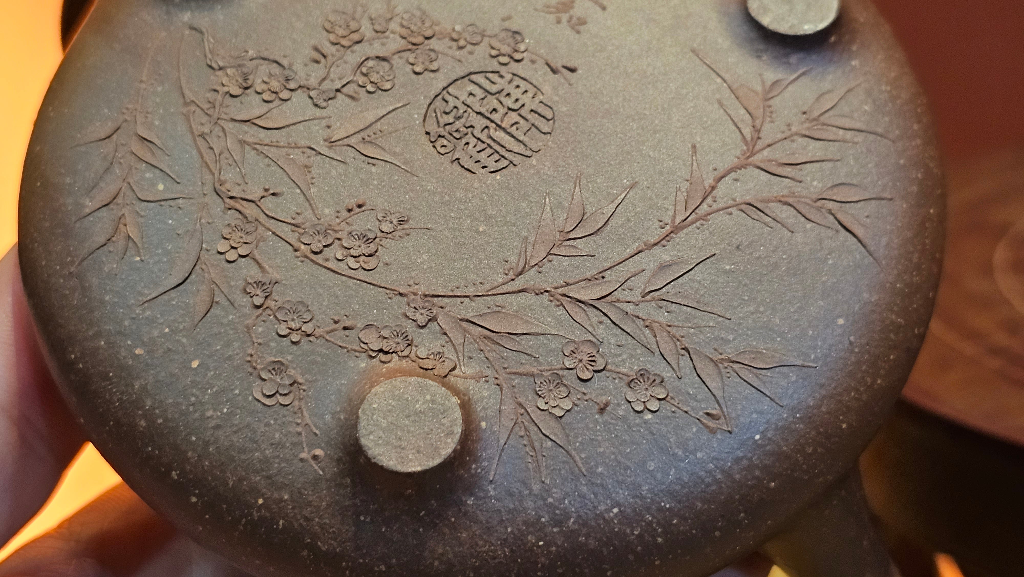 Specially Invited Guest, Esteemed Craftsman Zhuo Shi 琢石, performing this EXQUISITE WHOLE-BODY Clay Sculpting 泥绘 of Plum Blossoms 梅花, on this Zi Ye Shi Piao 子冶石瓢 by his colleague Chen Huan 陈歡。