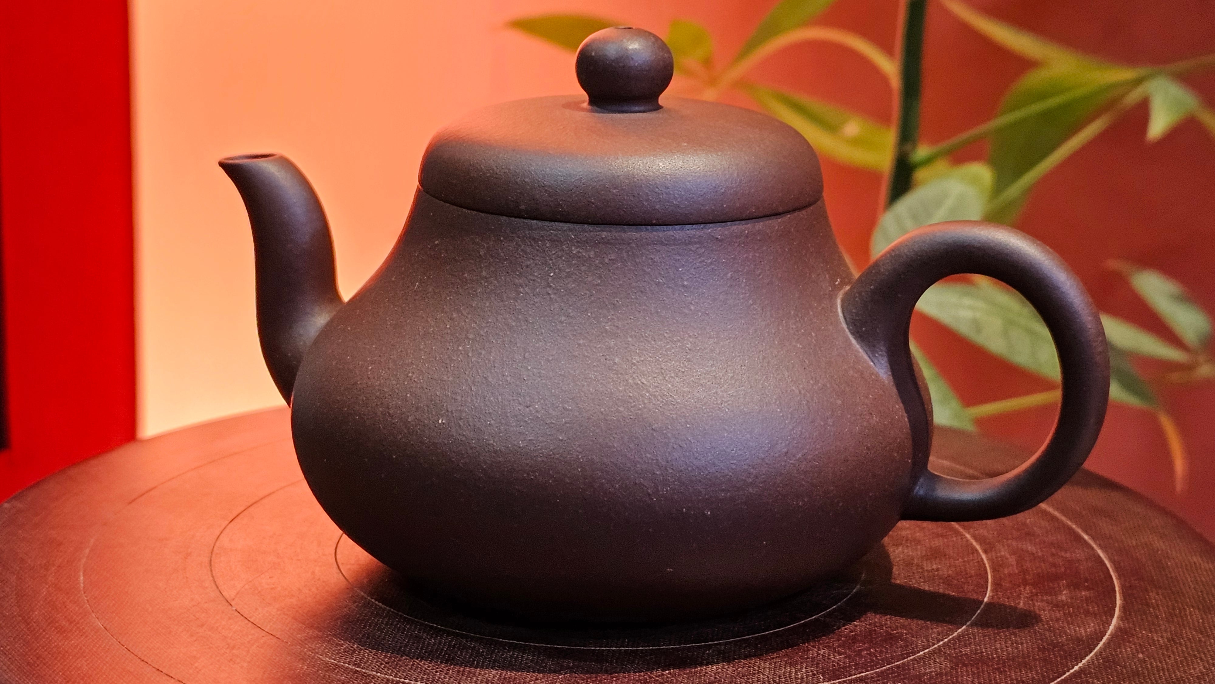 Jun De 君德, 190.2ml, Di Cao Qing Zi Ni 底槽青紫泥, by Craftsman Gu Xiao Ming 顾小明。