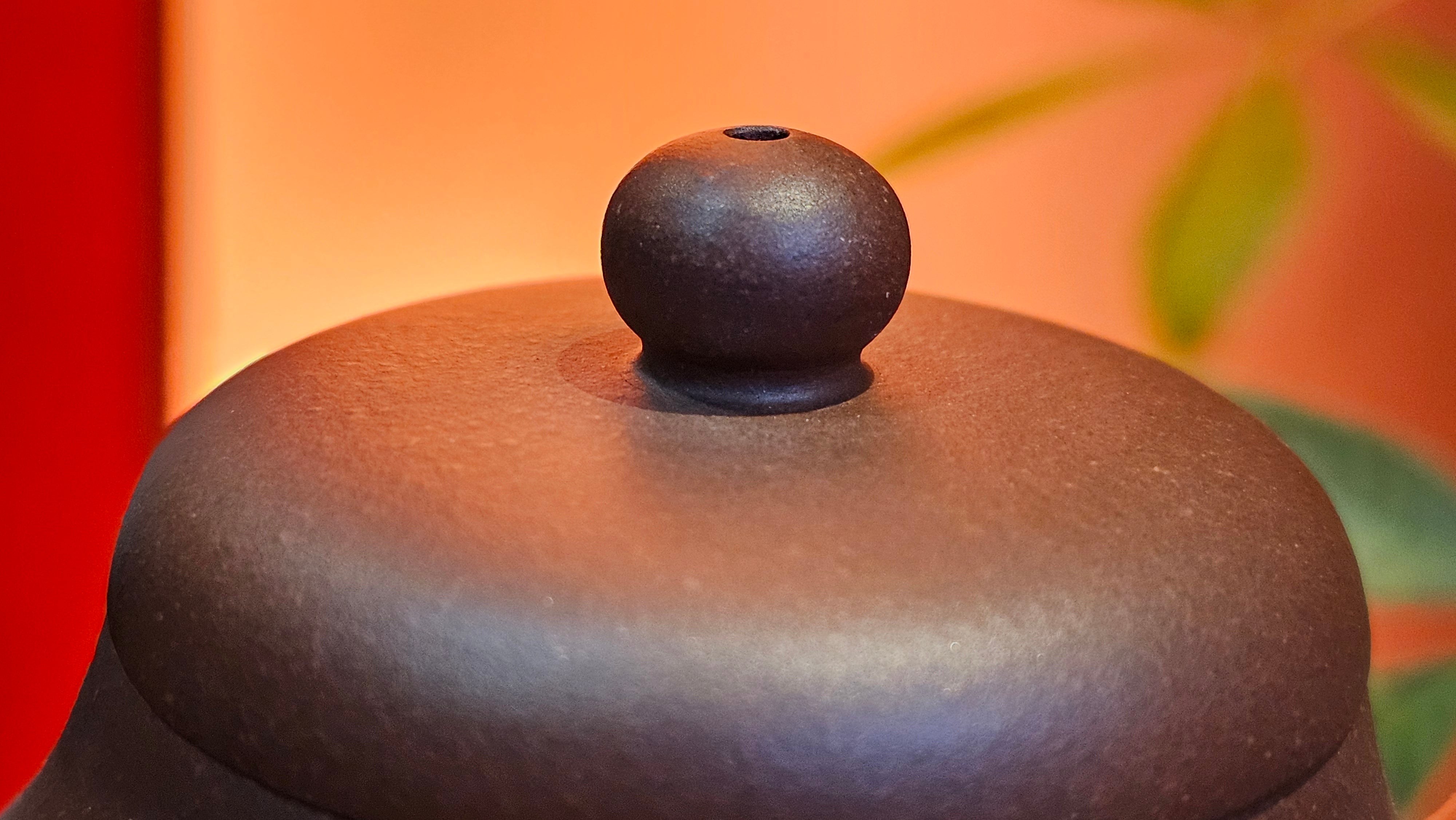 Jun De 君德, 190.2ml, Di Cao Qing Zi Ni 底槽青紫泥, by Craftsman Gu Xiao Ming 顾小明。