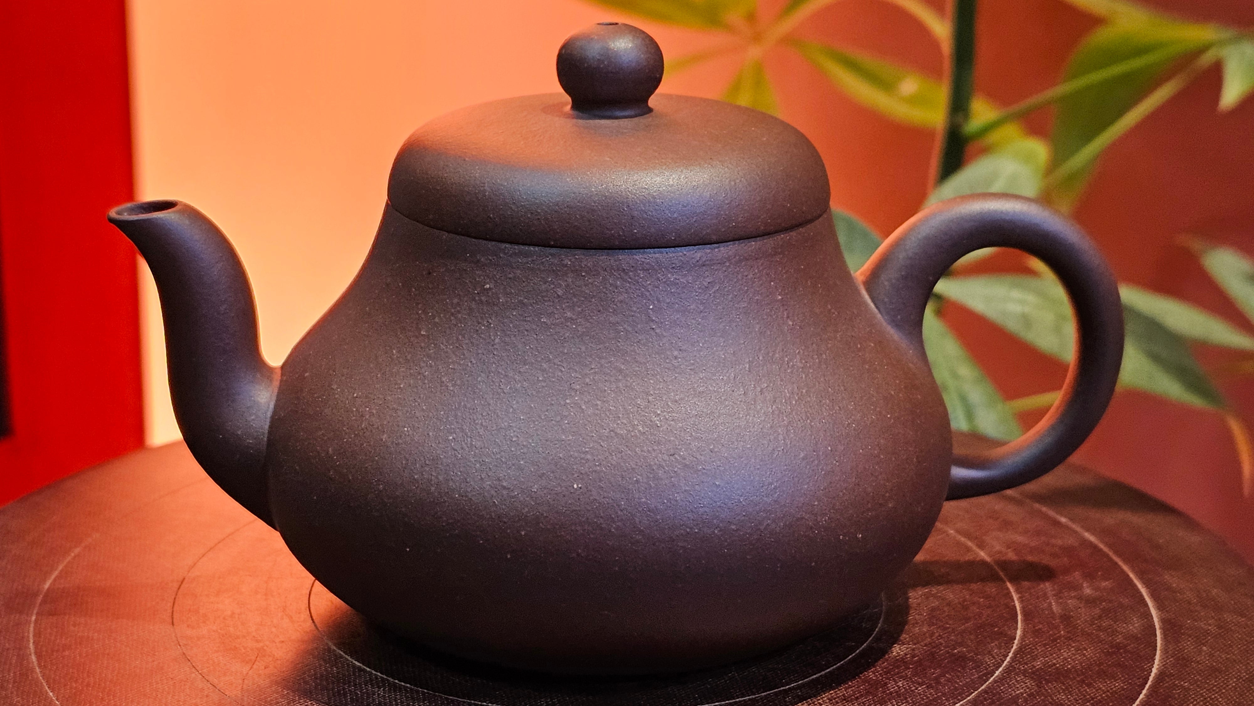 Jun De 君德, 190.2ml, Di Cao Qing Zi Ni 底槽青紫泥, by Craftsman Gu Xiao Ming 顾小明。