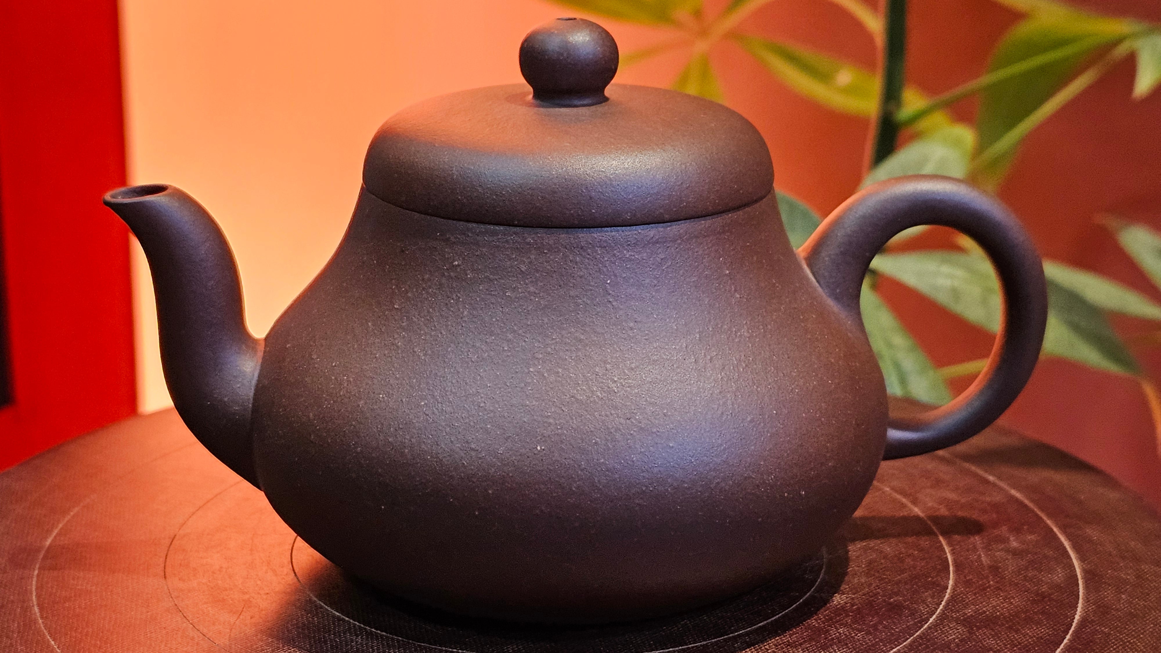 Jun De 君德, 190.2ml, Di Cao Qing Zi Ni 底槽青紫泥, by Craftsman Gu Xiao Ming 顾小明。