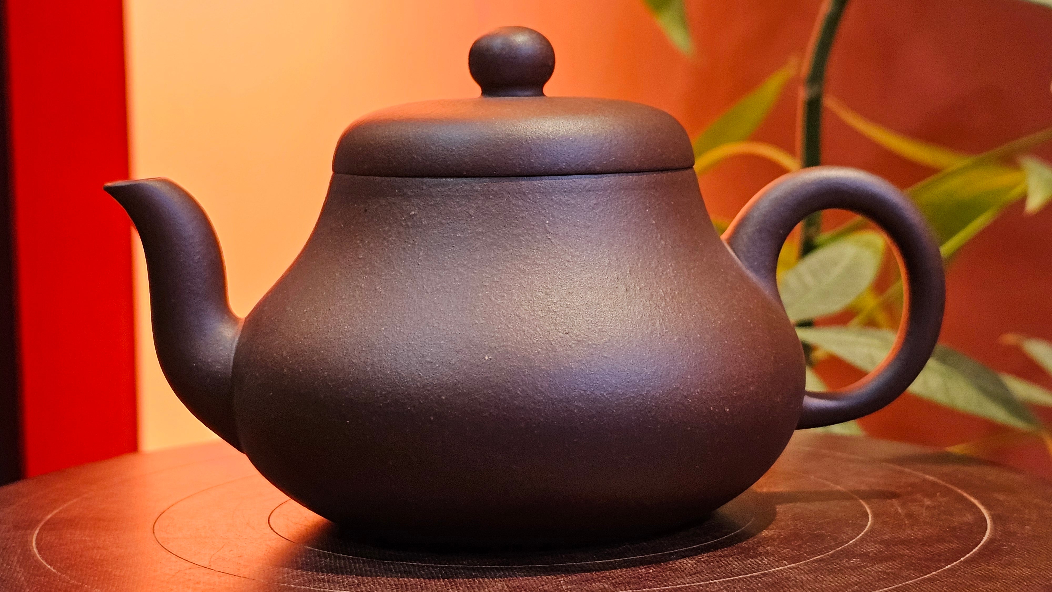 Jun De 君德, 190.2ml, Di Cao Qing Zi Ni 底槽青紫泥, by Craftsman Gu Xiao Ming 顾小明。