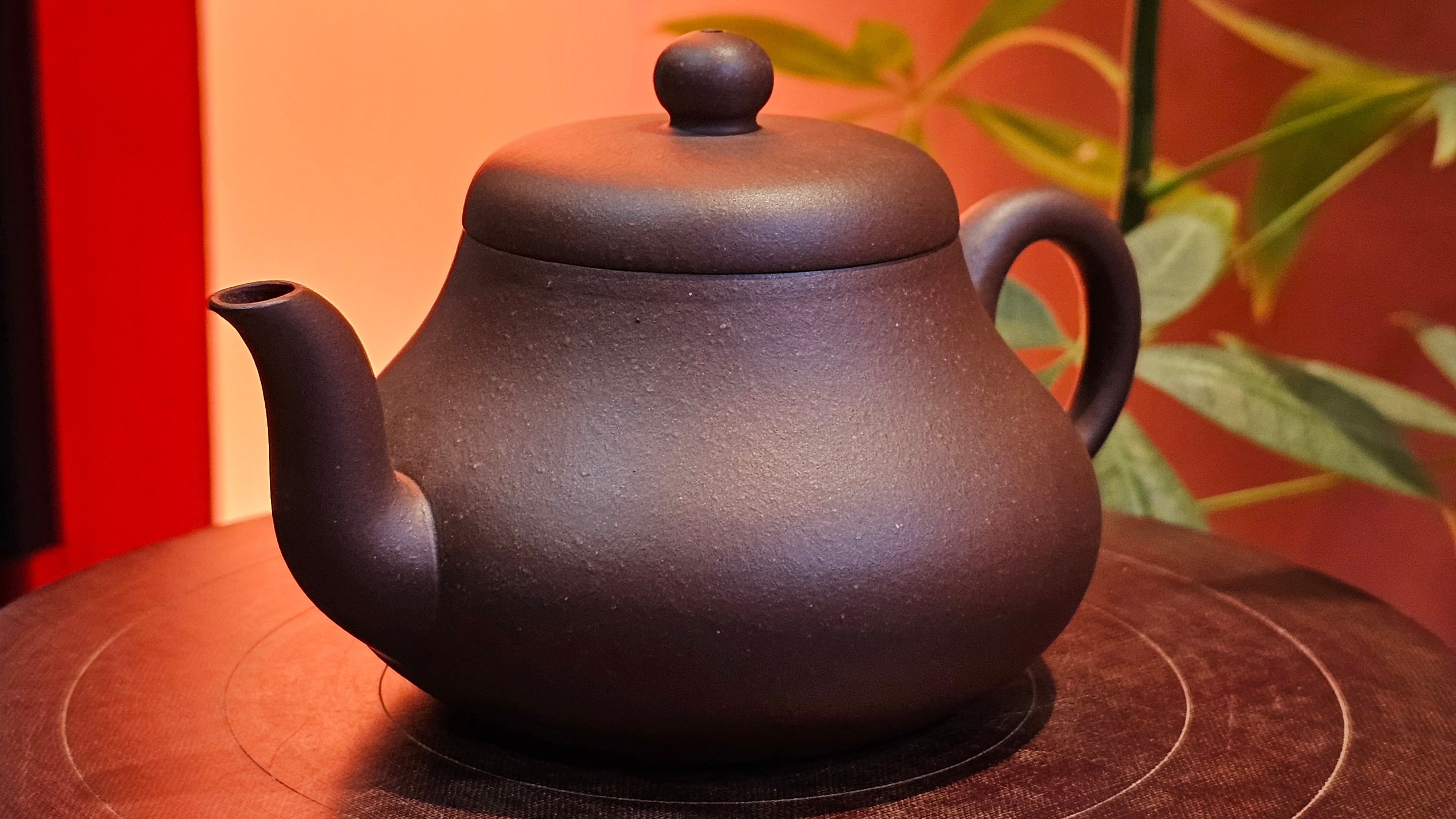 Jun De 君德, 190.2ml, Di Cao Qing Zi Ni 底槽青紫泥, by Craftsman Gu Xiao Ming 顾小明。