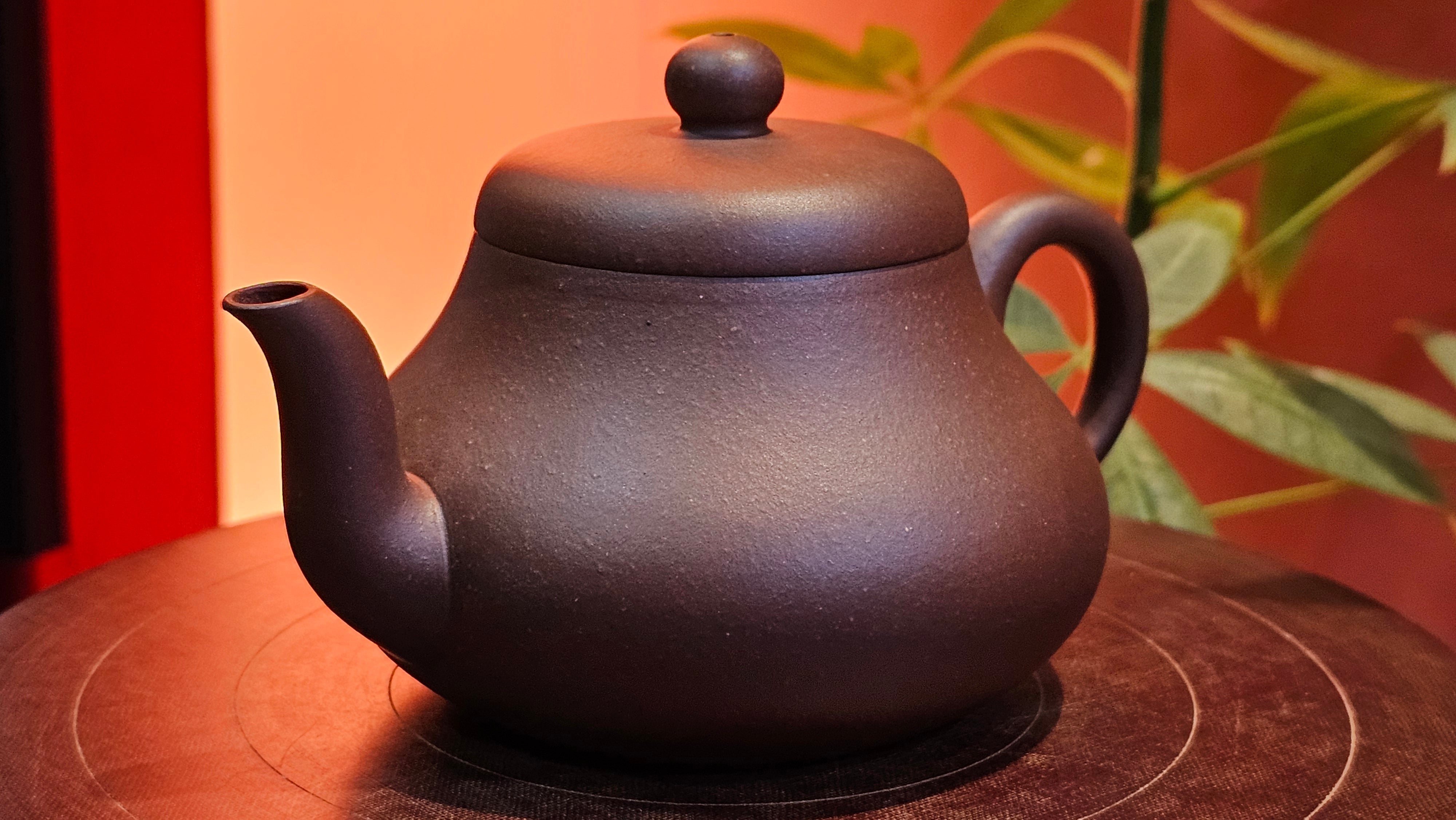 Jun De 君德, 190.2ml, Di Cao Qing Zi Ni 底槽青紫泥, by Craftsman Gu Xiao Ming 顾小明。