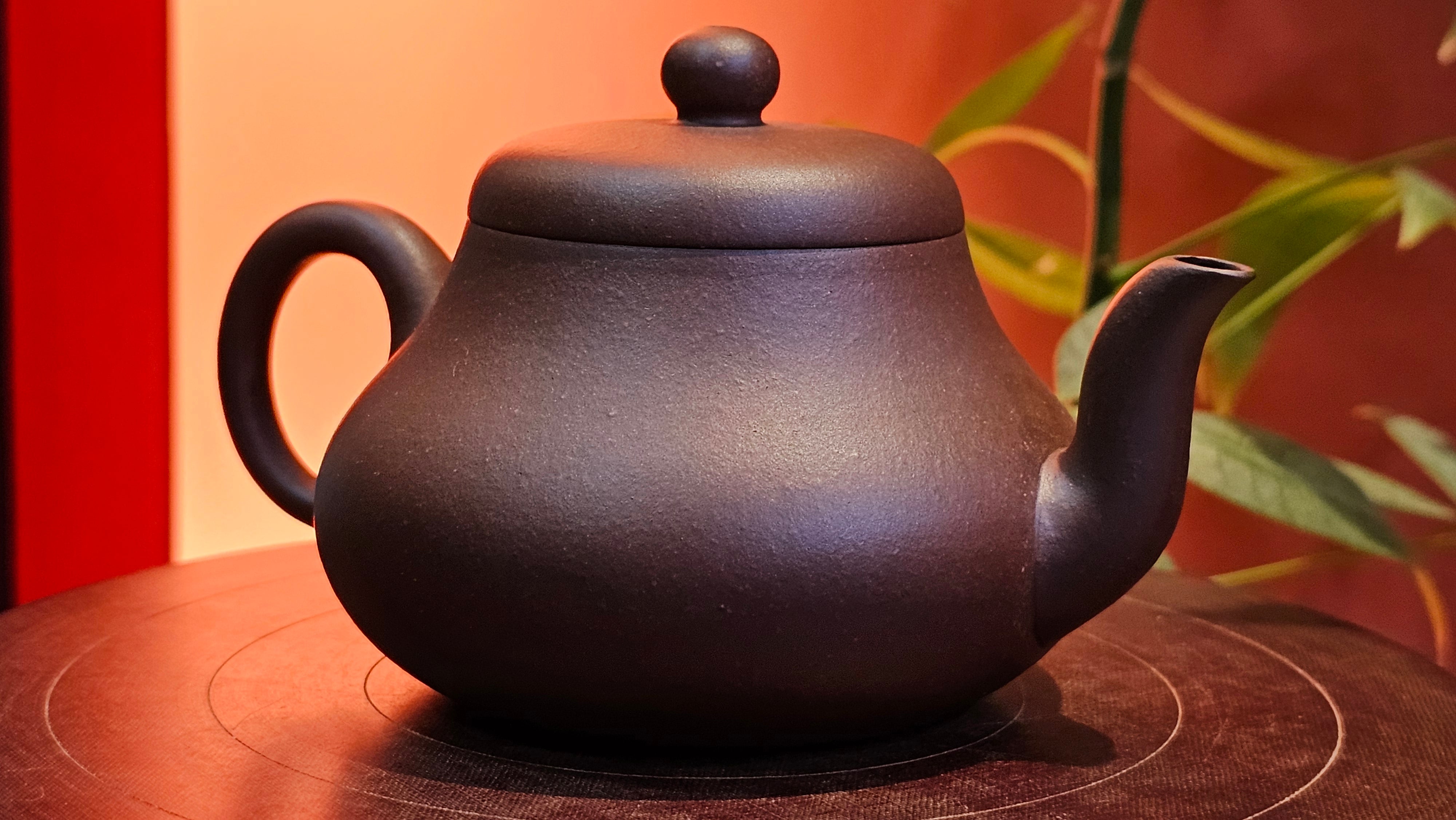 Jun De 君德, 190.2ml, Di Cao Qing Zi Ni 底槽青紫泥, by Craftsman Gu Xiao Ming 顾小明。