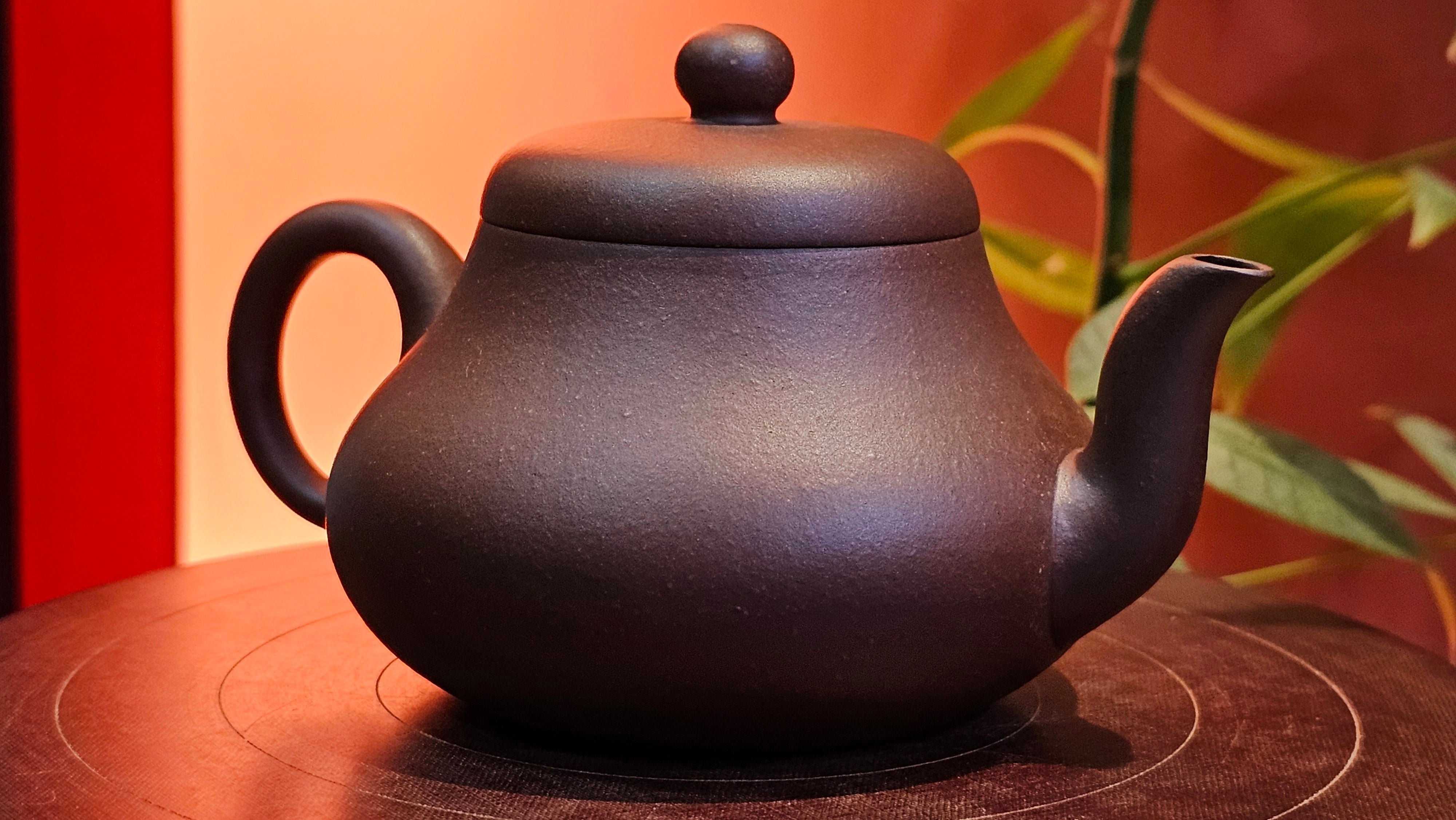 Jun De 君德, 190.2ml, Di Cao Qing Zi Ni 底槽青紫泥, by Craftsman Gu Xiao Ming 顾小明。